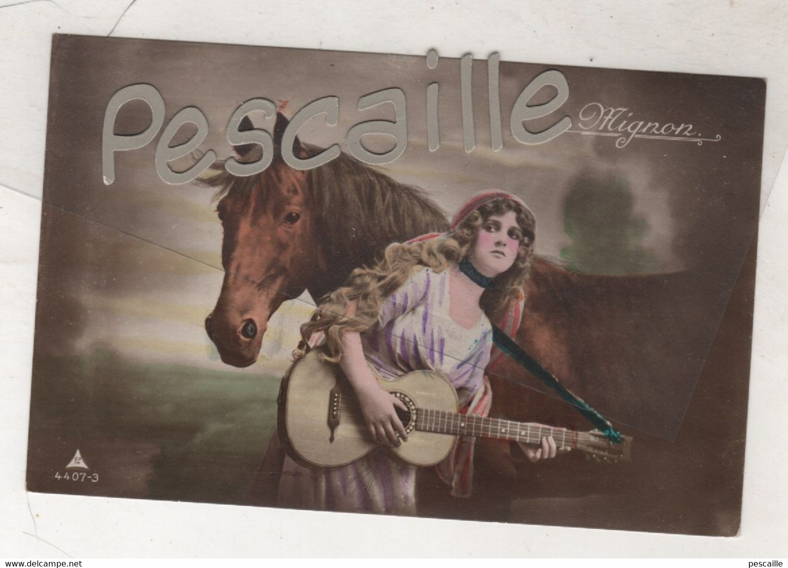 CP COLORISEE FEMME TENANT UNE GUITARE PRES D'UN CHEVAL - MIGNON - PM N° 4407-3 / BNC - Caballos