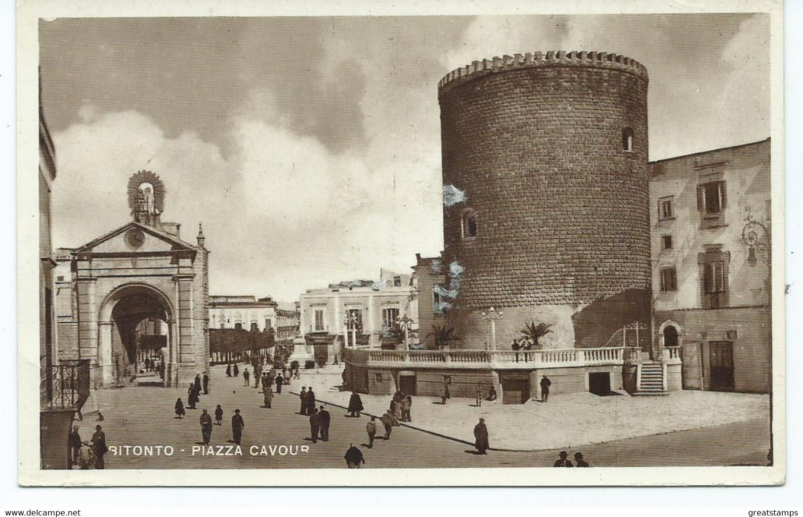 Italy   Postcard Bitonto Rp Puglia Piazza Cavour  Unused - Bitonto