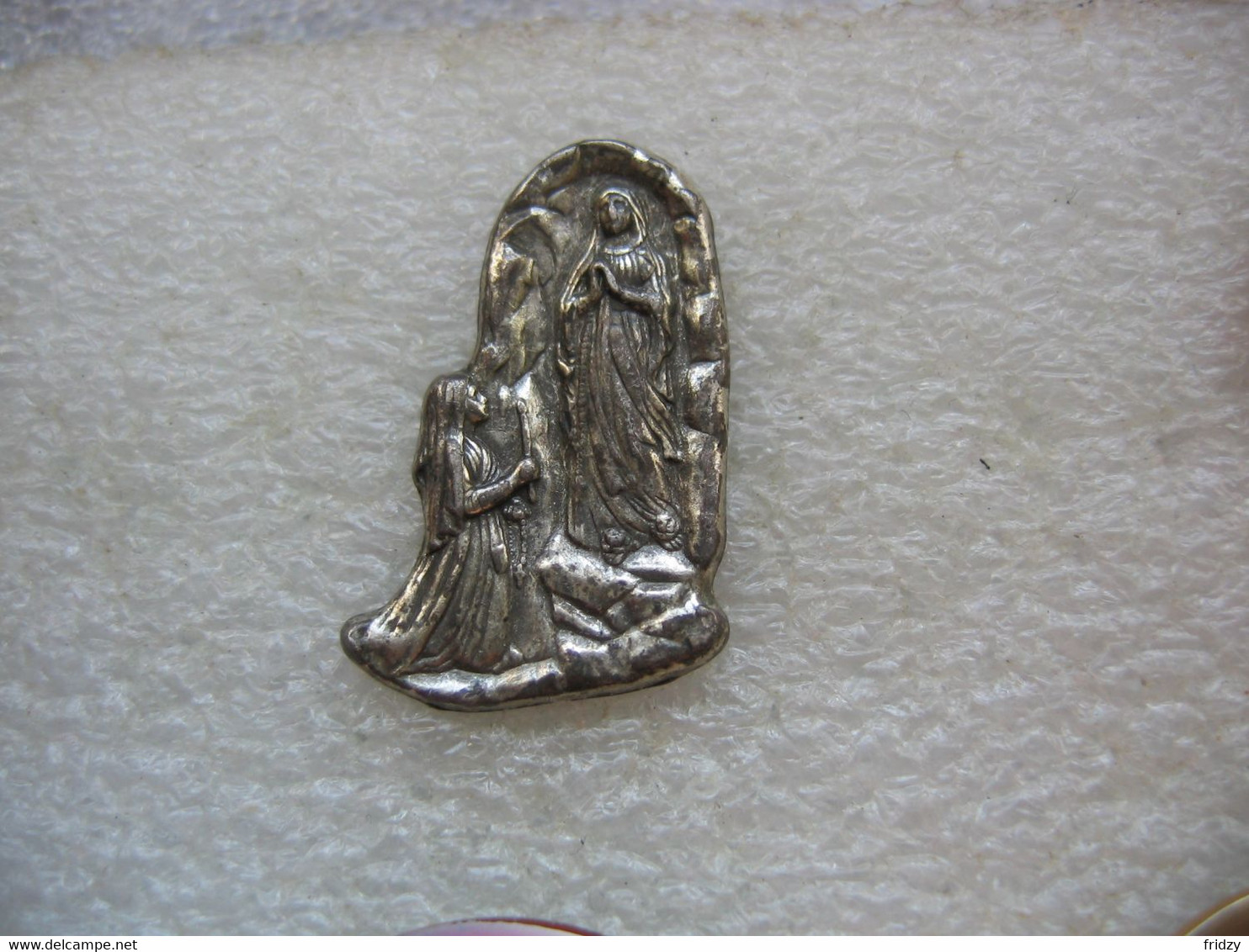 Pin's Argenté Du Chapelet De La Grotte De Lourdes, Chemin Avec Marie - Jeux