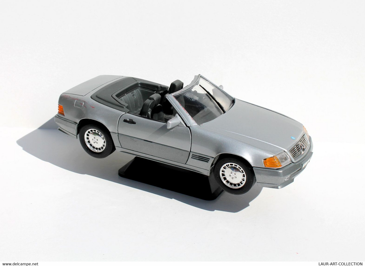 MERCEDES BENZ 500SL - 1989 - SUR SOCLE - ECH:1/18  VOITURE RÉDUIT CABRIOLET GRIS      (0507.11) - Burago