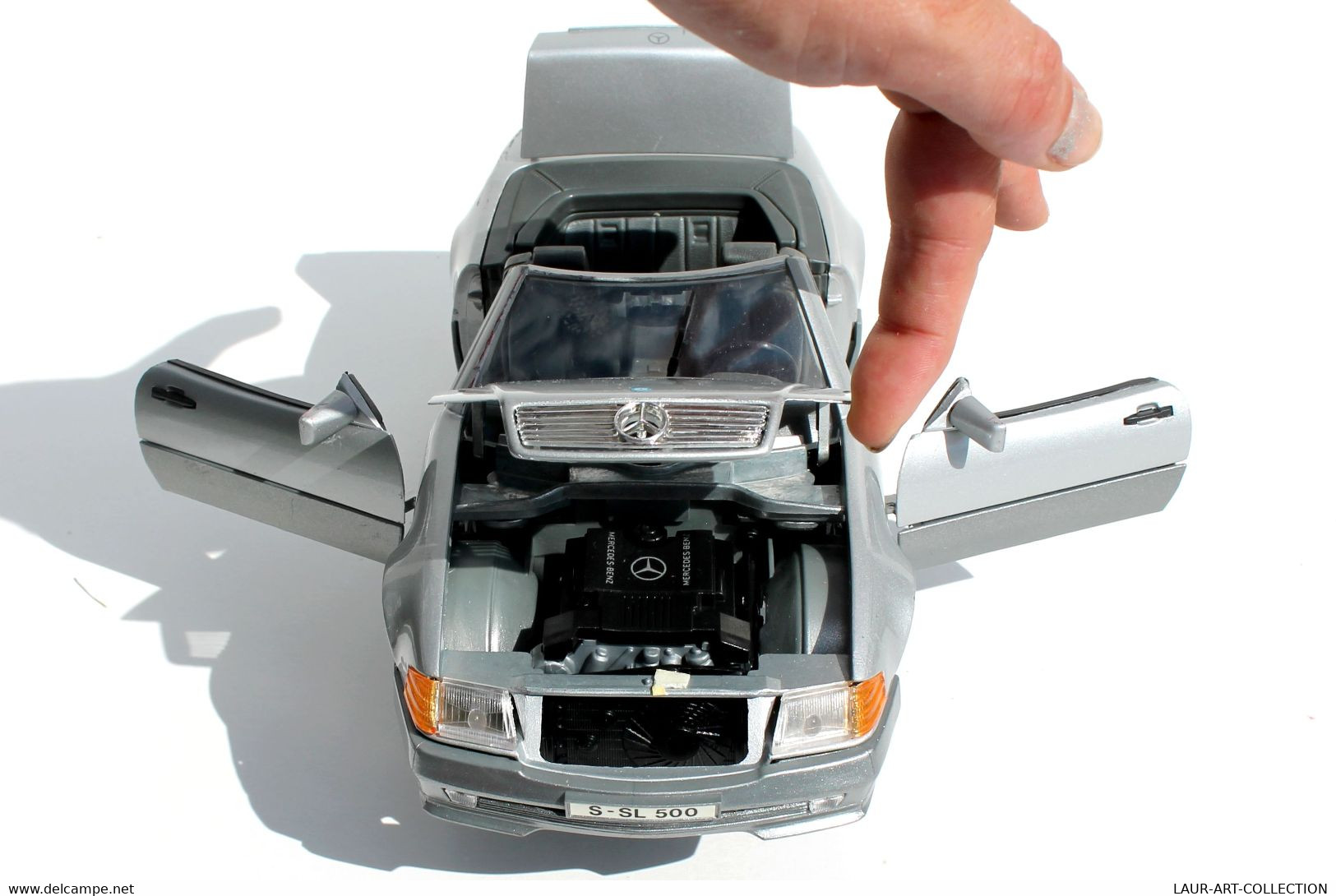 MERCEDES BENZ 500SL - 1989 - SUR SOCLE - ECH:1/18  VOITURE RÉDUIT CABRIOLET GRIS      (0507.11)