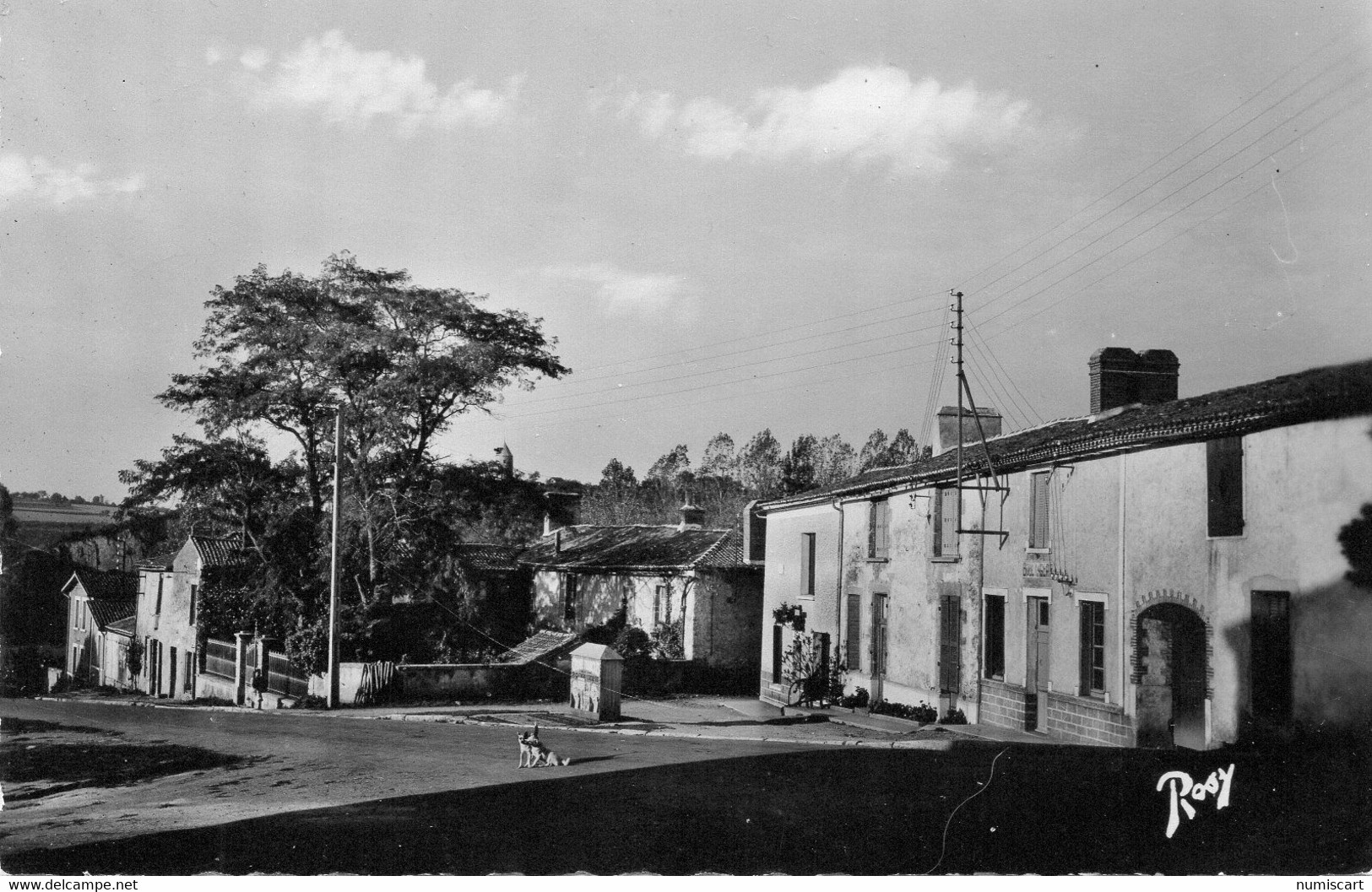 Montfaucon-sur-Moine Place De La Motte - Montfaucon