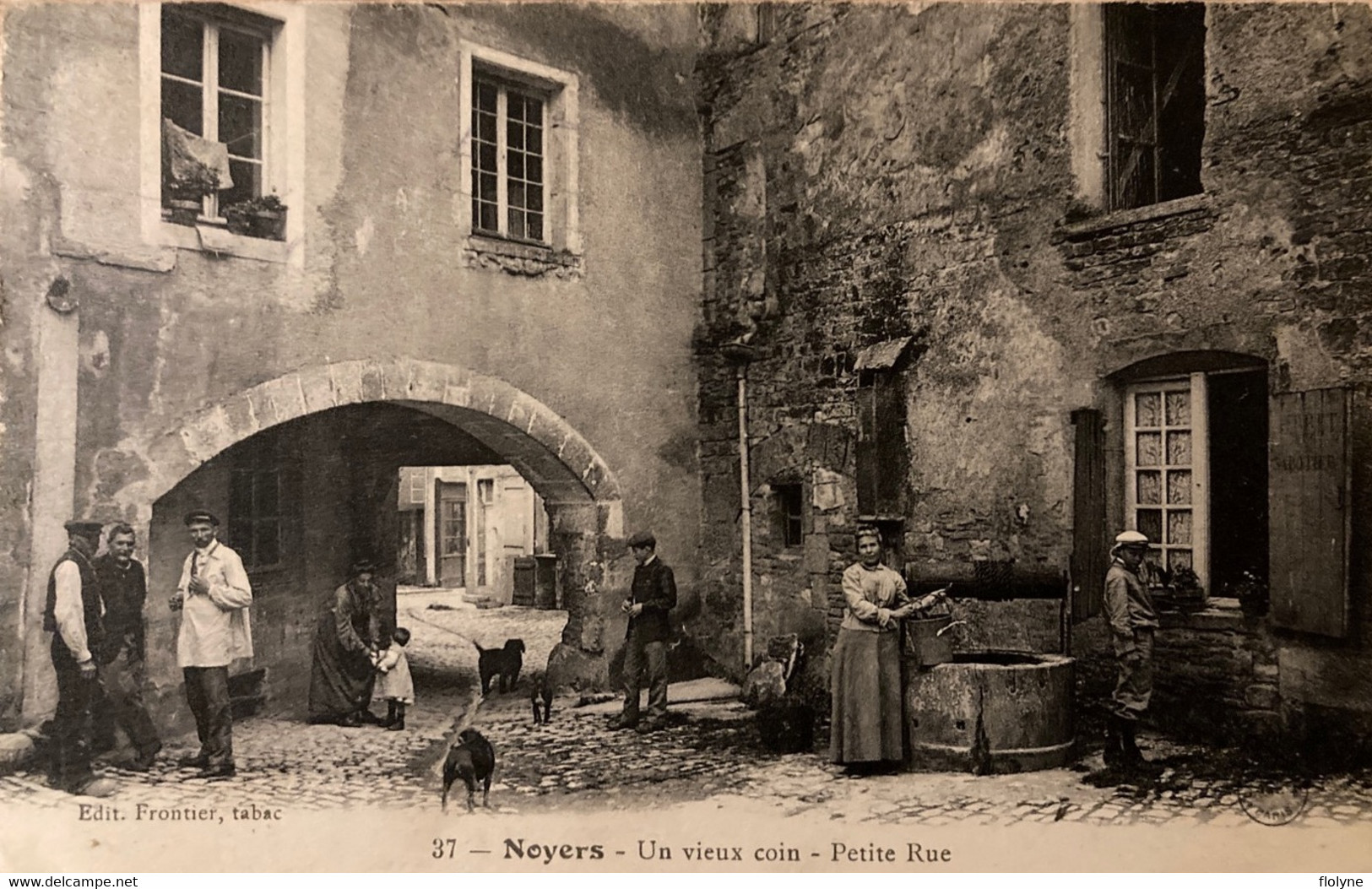 Noyers - Un Vieux Coin Dans Une Petite Rue Du Village - Le Puits Et Les Villageois - Noyers Sur Serein