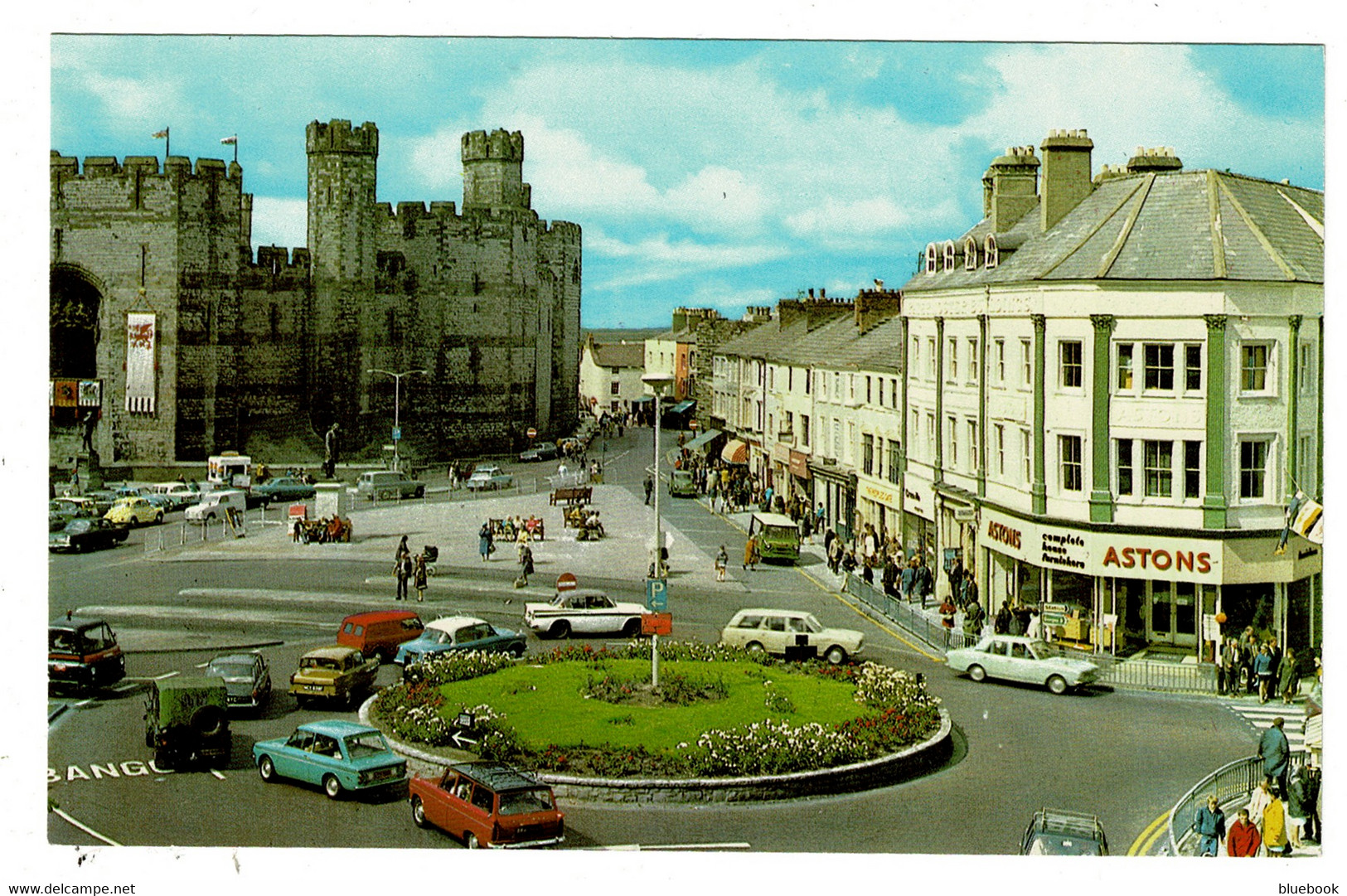 Ref 1498 - Postcard - Busy Scene With Cars & Shops - Castle Square Caernarvonshire Wales - Caernarvonshire