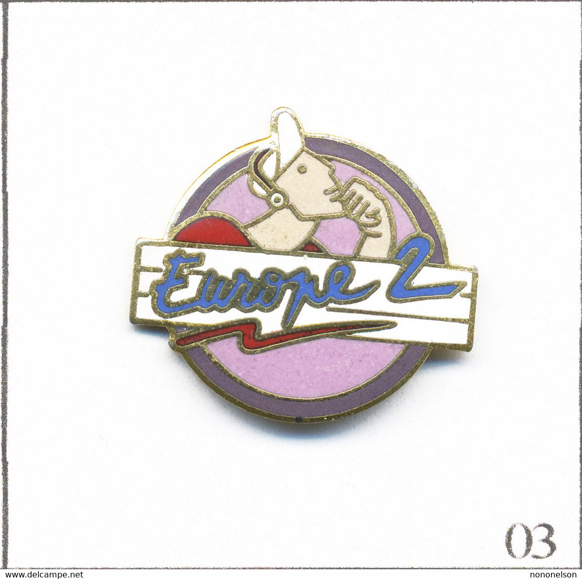 Pin's Média - Radio - Europe 2 - Fond Mauve - Cercle Violet - Diamètre : 24 Mm. Non Estampillé. EGF. T841-03 - Médias