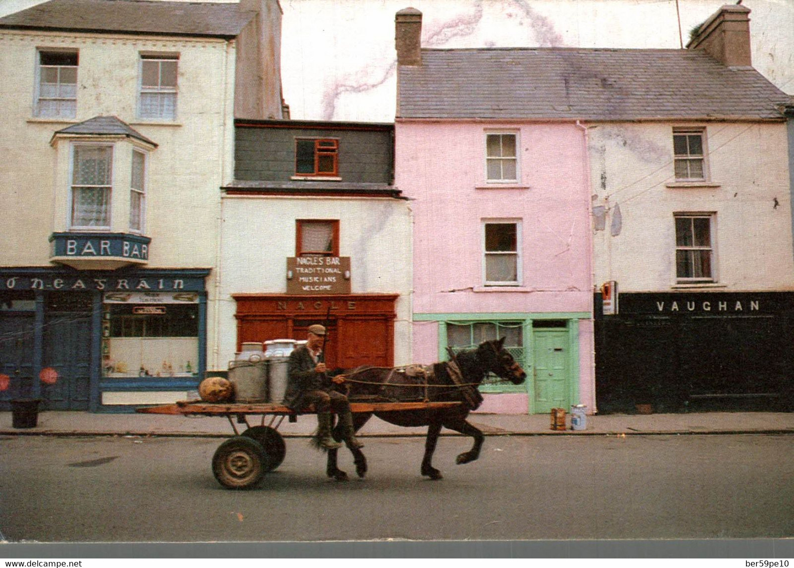 IRLANDE CLARE  ON THE WAY TO THE CREAMERY IN ENNISTYMON - Clare