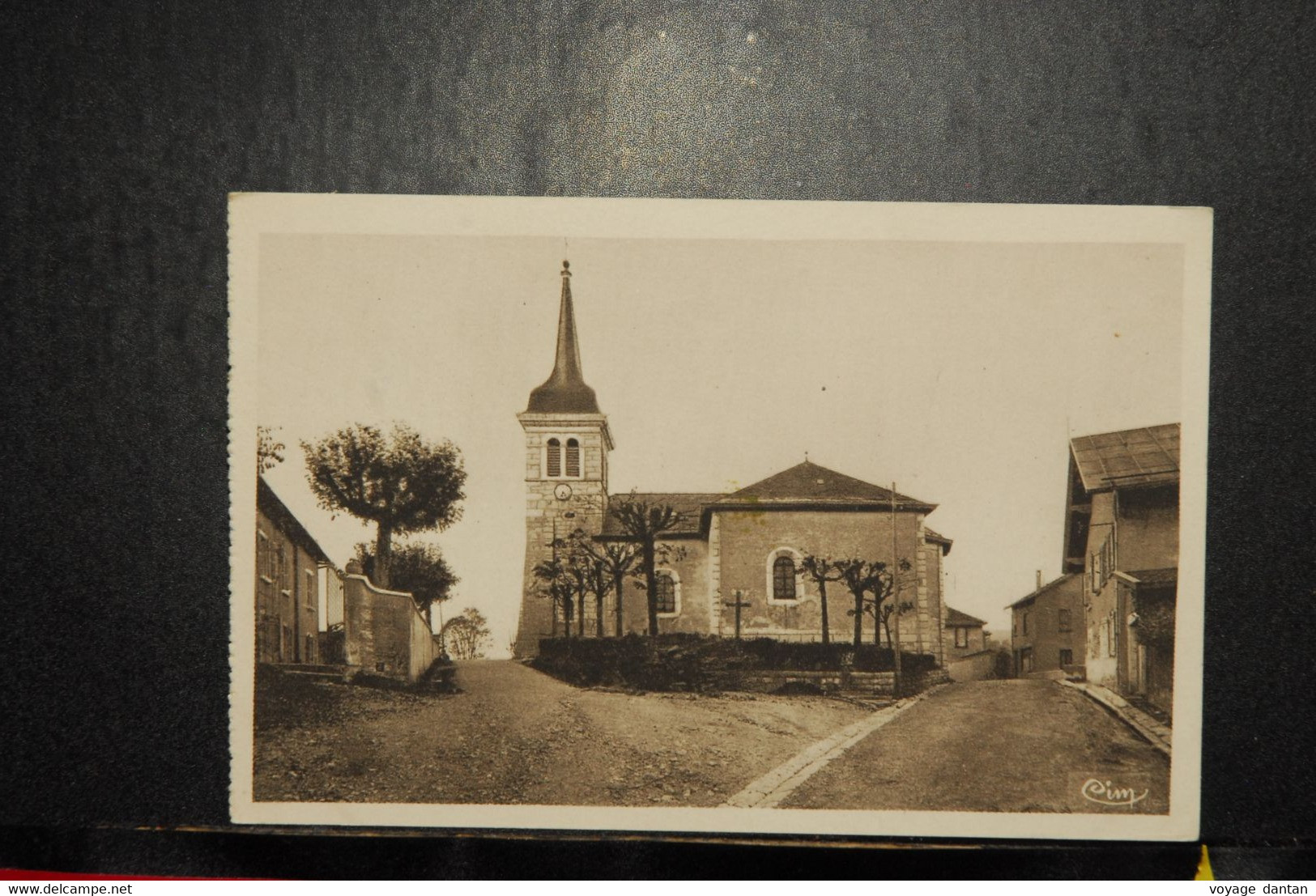 CP, 01, 01 - HAUTEVILLE - L'EGLISE ET LA RUE CENTRALE - Hauteville-Lompnes