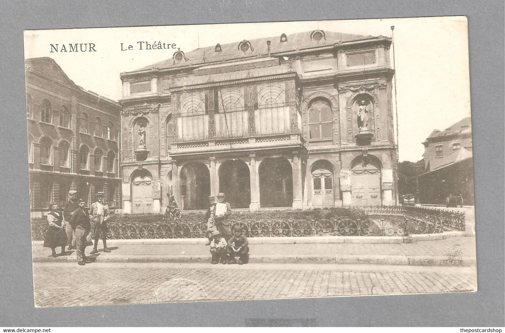 NAMUR LE THEATRE  LOTS OF PEOPLE UNUSED GB STAMPS ON THE BACK - Namen