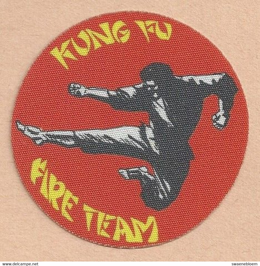 BE.- BADGE. KUNG FU. TIGER. REFLECTERENDE UIT SATIJN VERVAARDIGDE BADGE. SAMO CHIPS. Stikker - Martial Arts