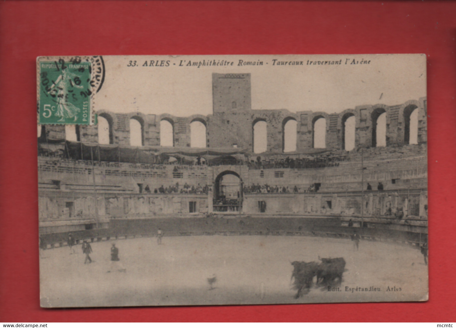 CPA  - Arles - L'Amphithéâtre Romain - Taureaux Traversant L'Arène - Arles