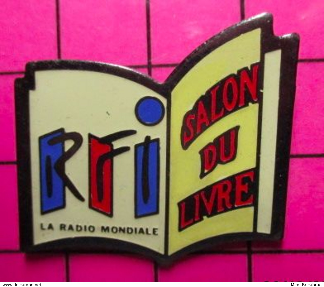 412d Pin's Pins / Beau Et Rare / THEME : MEDIAS / RFI LA RADIO MONDIALE LIVRE OUVERT SALON DU LIVRE - Médias