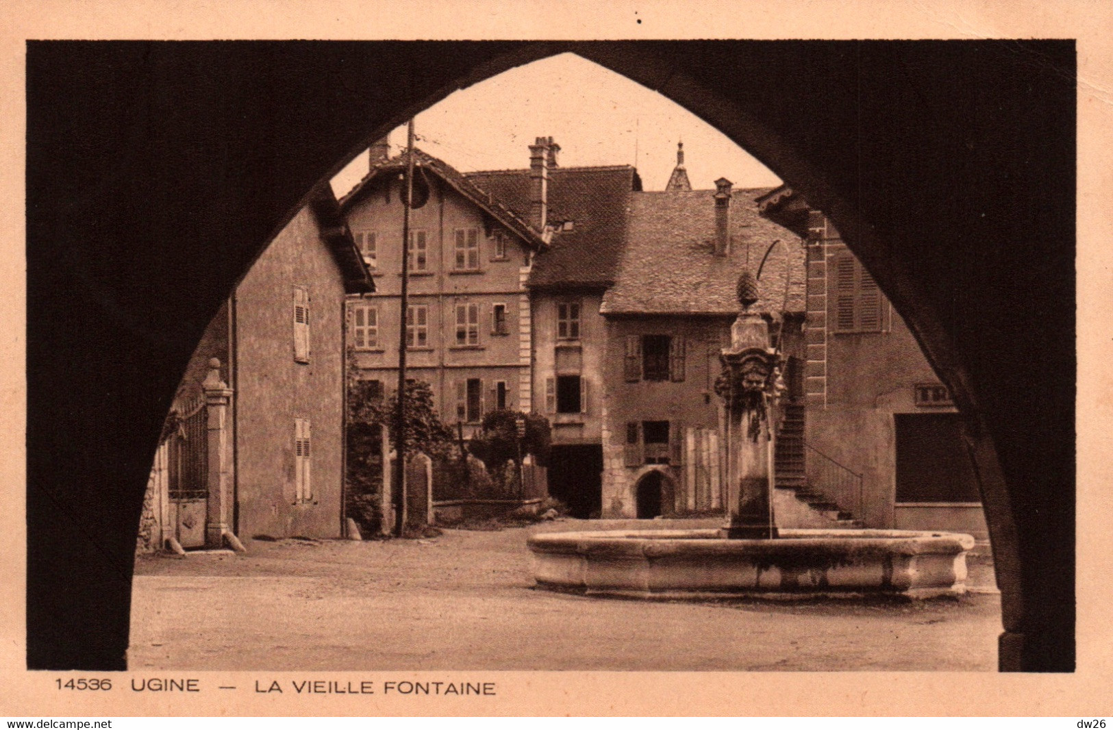 Ugine (Savoie) La Vieille Fontaine Sur La Place De L'Hôtel De Ville - Edition Braun & Cie - Carte Non Circulée - Ugine
