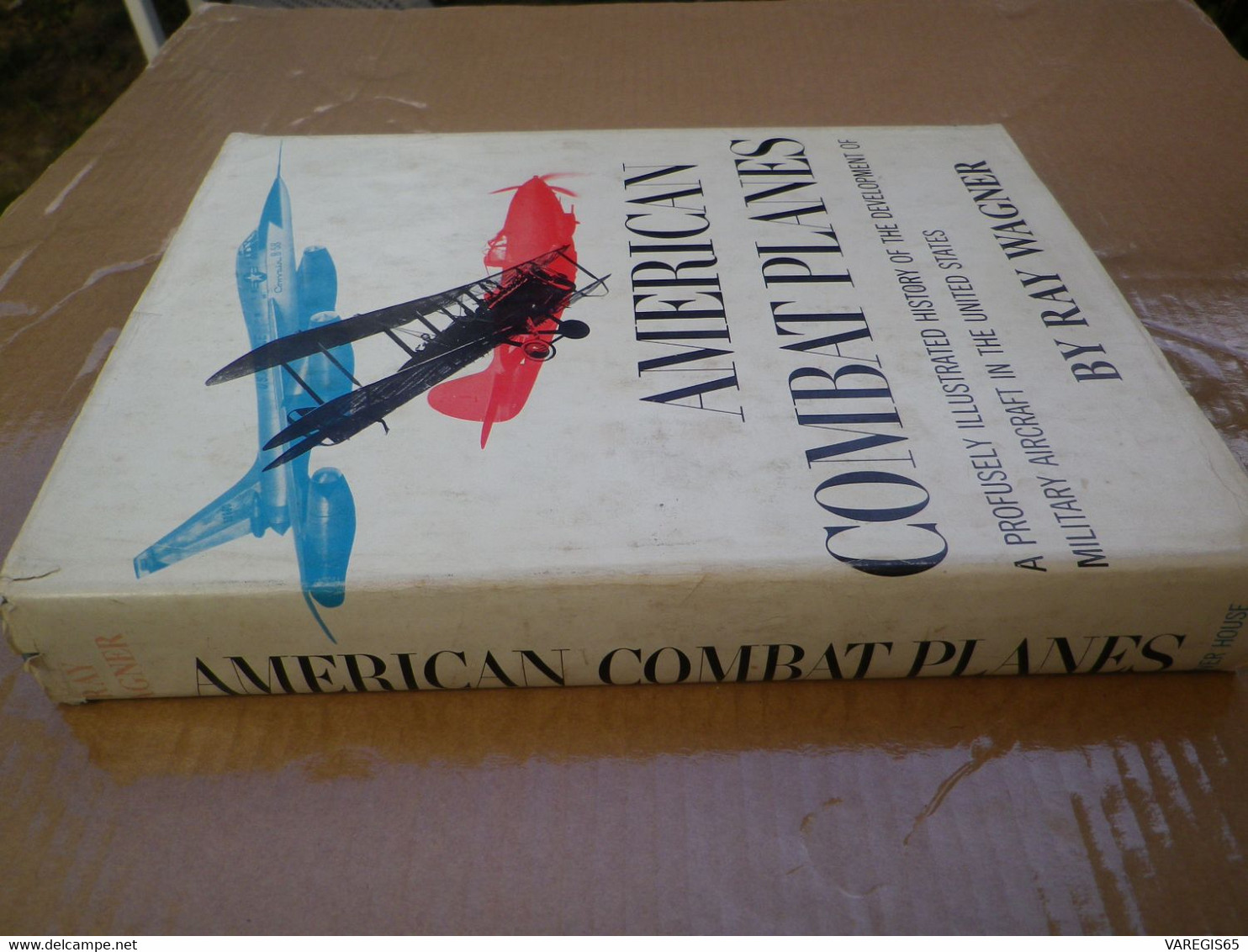 AMERICAN COMBAT PLANES - LES AVIONS DE COMBAT DES USA - RAY WAGNER - ANNEES 60 - TRES NOMBREUSES PHOTOS - 447 PAGES - Forces Armées Américaines