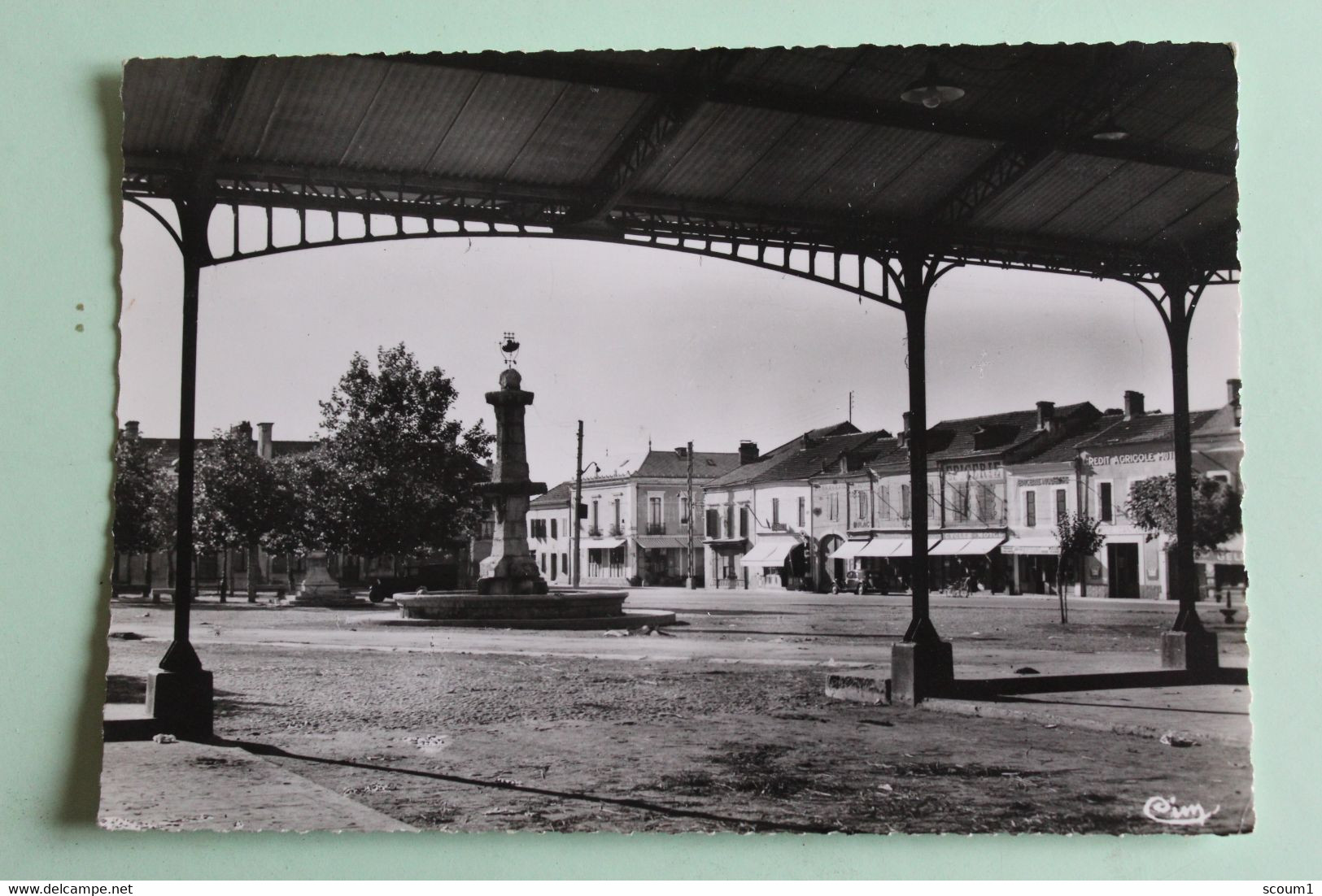 Rabastens De Bigorre -perspective De La Vieille Fontaine Et La Place Centrale - Rabastens De Bigorre