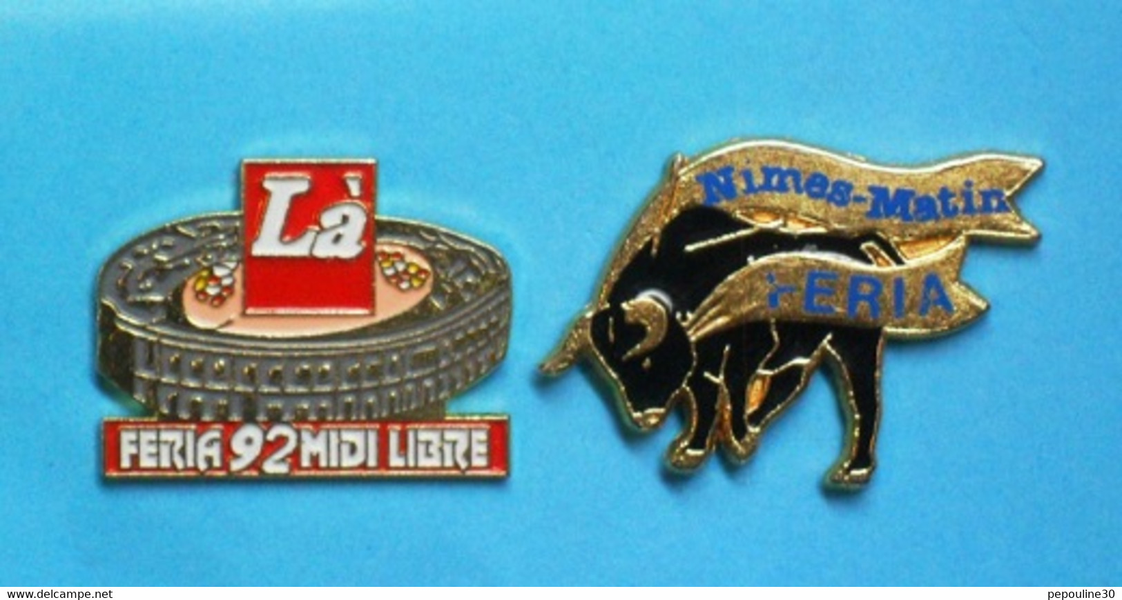 2 PIN'S  //   ** LÀ FERIA '92 / MIDI LIBRE &. NIMES-MATIN ** - Tauromachie - Corrida