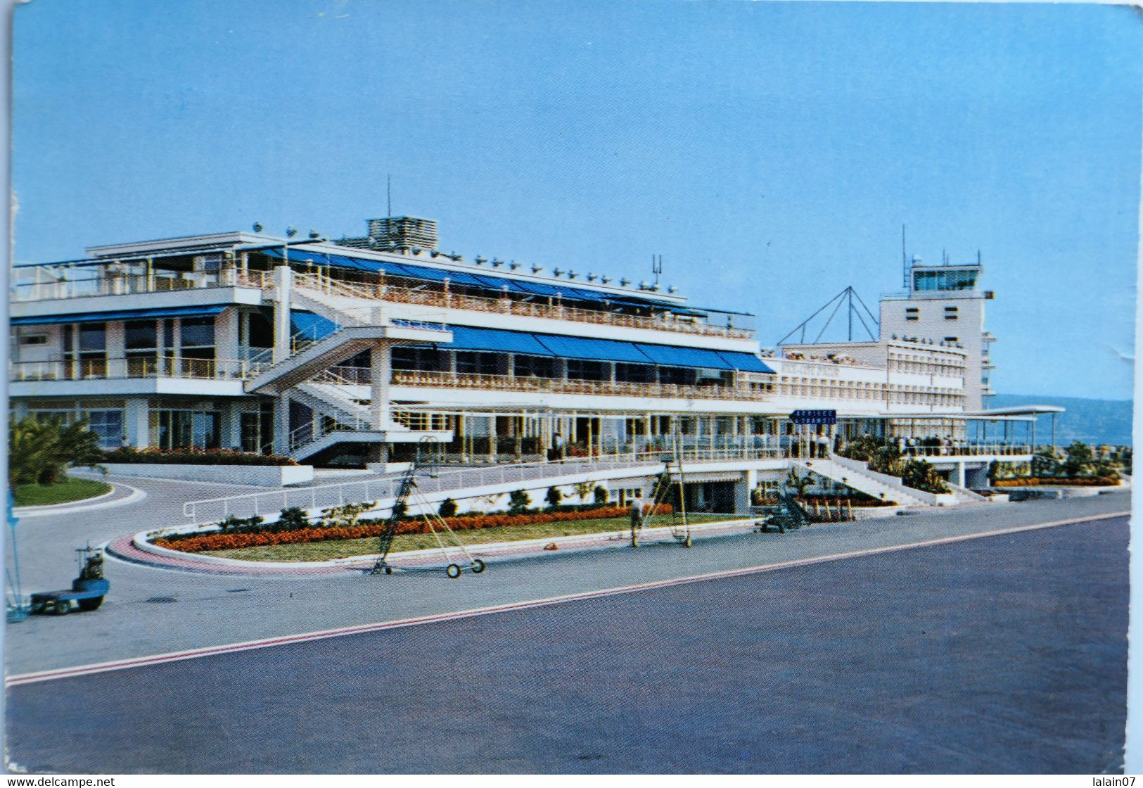 Carte Postale : 06 NICE : L'Aéroport De Nice Côte D'Azur, Vue Prise De La Piste, Timbre En 1964 - Aeronáutica - Aeropuerto