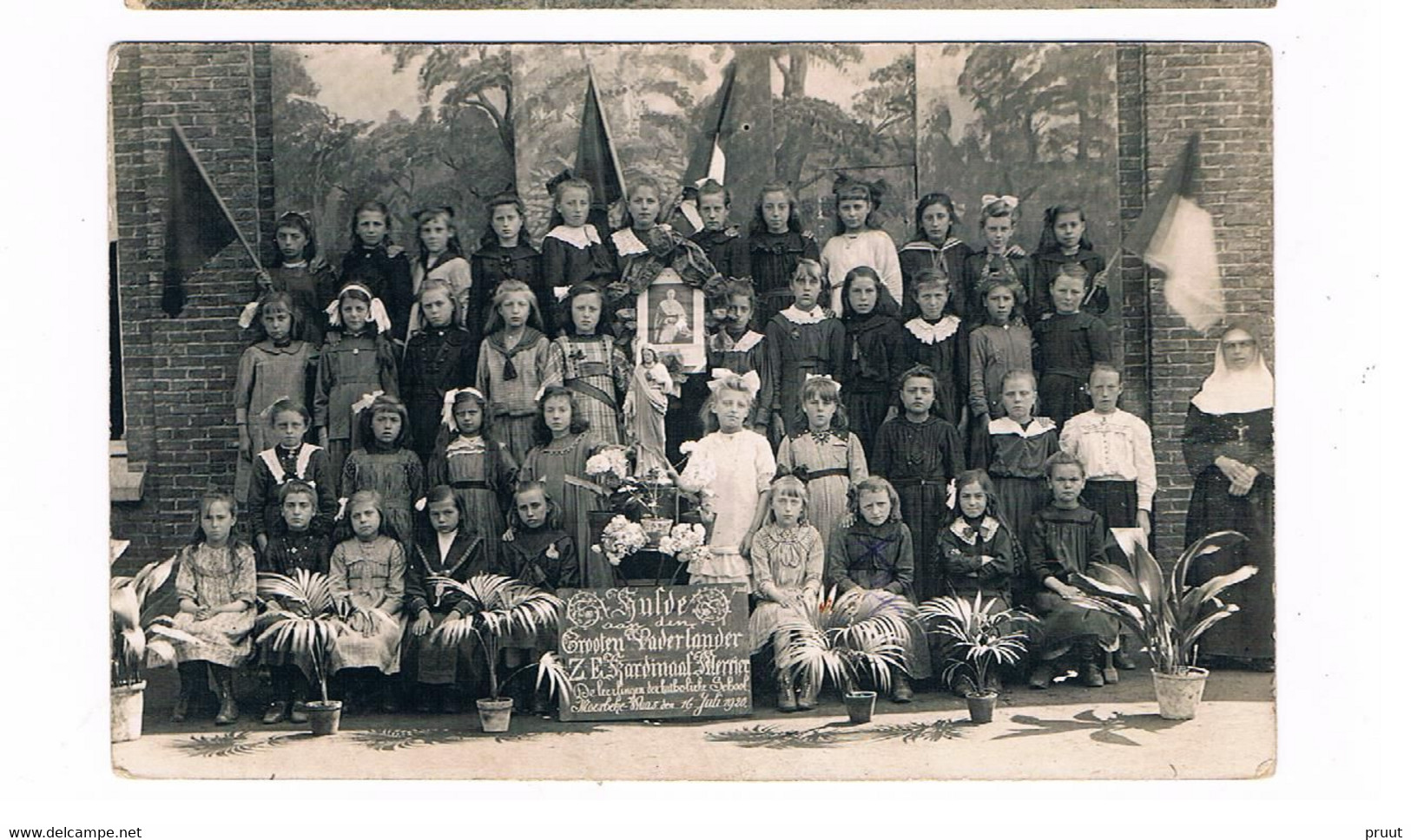 FOTOKAART, HULDE AAN DEN GROOTEN VADERLANDER Z.E. KARDINAAL MERCIER / LEERLINGEN MEISJES KATH. SCHOOL MOERBEKE WAAS 1920 - Moerbeke-Waas