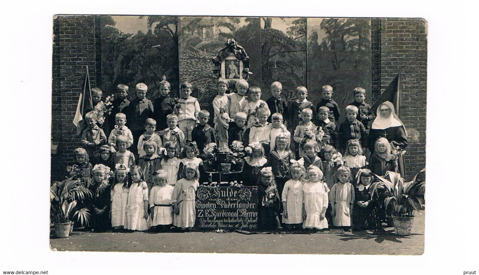 FOTOKAART, HULDE AAN DEN GROOTEN VADERLANDER Z.E. KARDINAAL MERCIER /DEZE ZIJN DE KLEUTERS MOERBEKE WAAS 1920 - Moerbeke-Waas