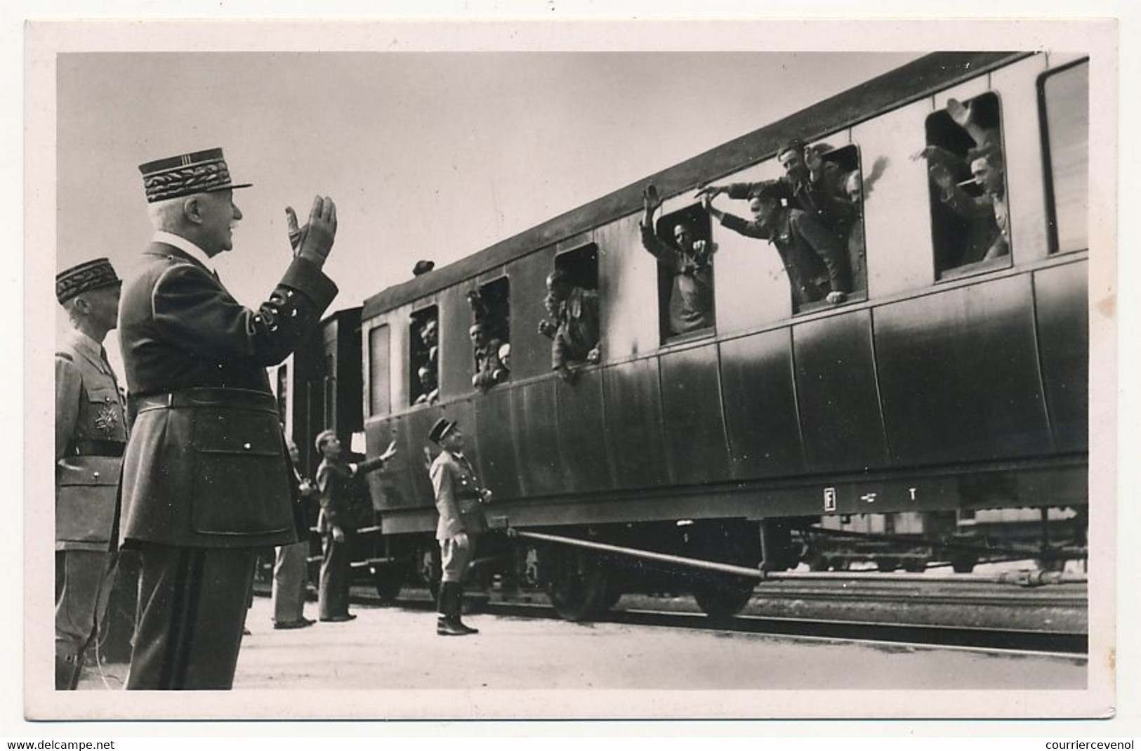CPSM - Le Maréchal Assiste, Avec Le Général Huntziger, à L'arrivée D'un Convoi De Prisonniers Rapatriés - Guerra 1939-45
