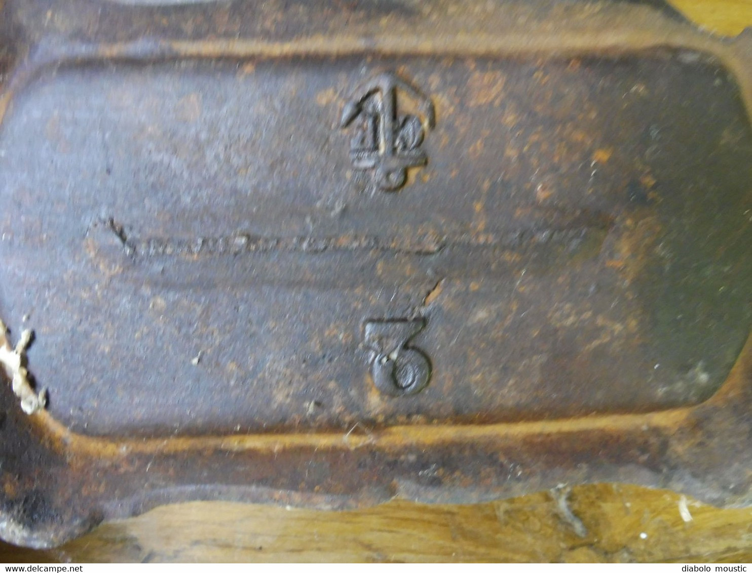 Chaufferette ancienne en fonte ( marque moulée du fabricant ANCRE de MARINE   (voir 2e et 6e photo))
