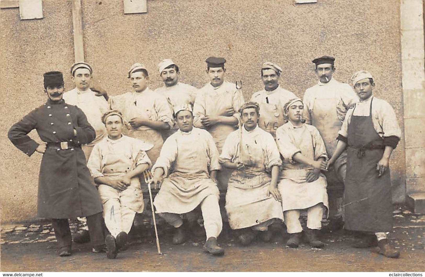 Tours       37          Militaria: Carte Photo. Un Groupe De Militaires. Cuisiniers ??     (voir Scan) - Tours