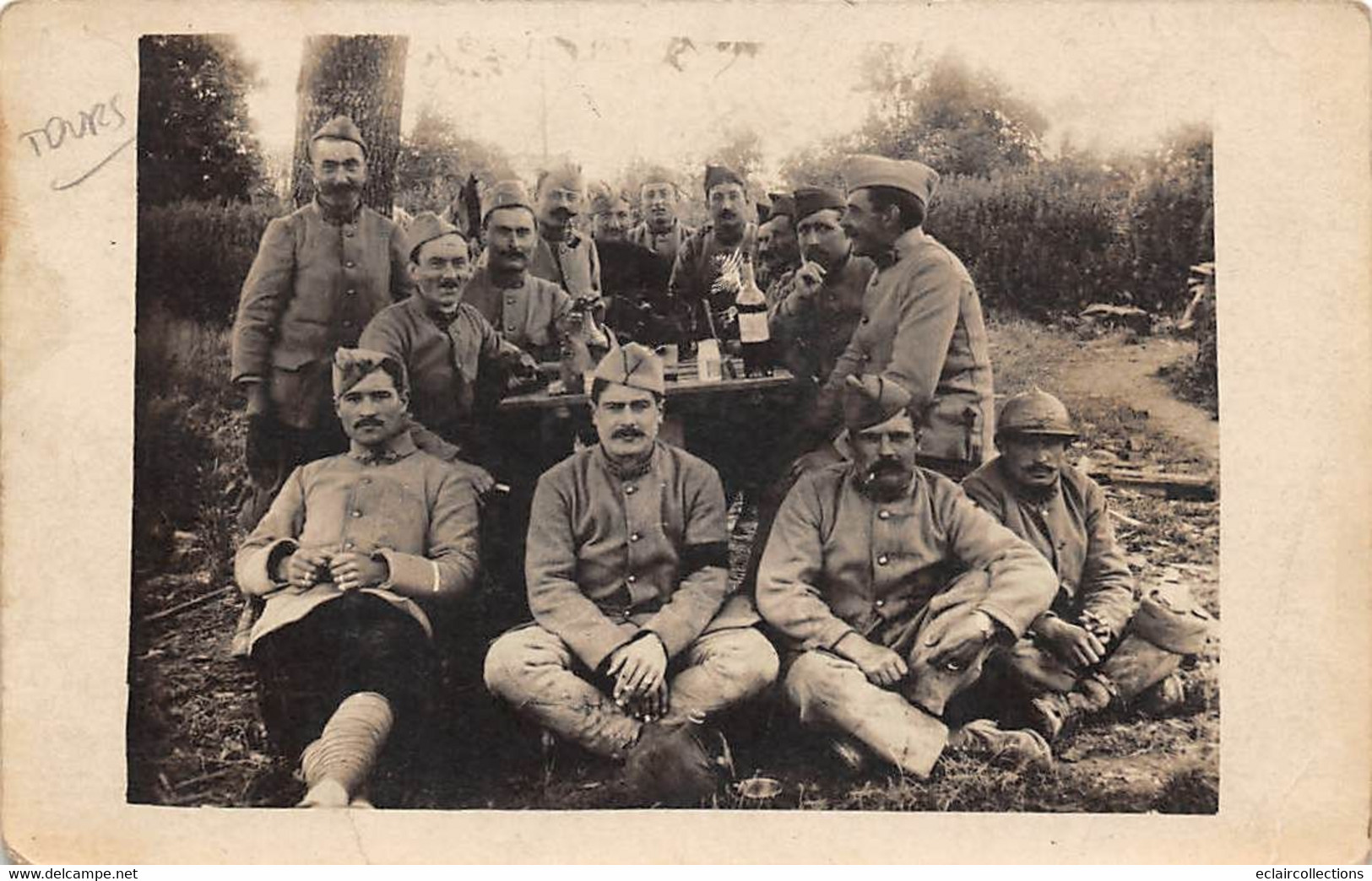 Tours       37          Militaria: Carte Photo. Un Groupe De Militaires En Campagne      (voir Scan) - Tours