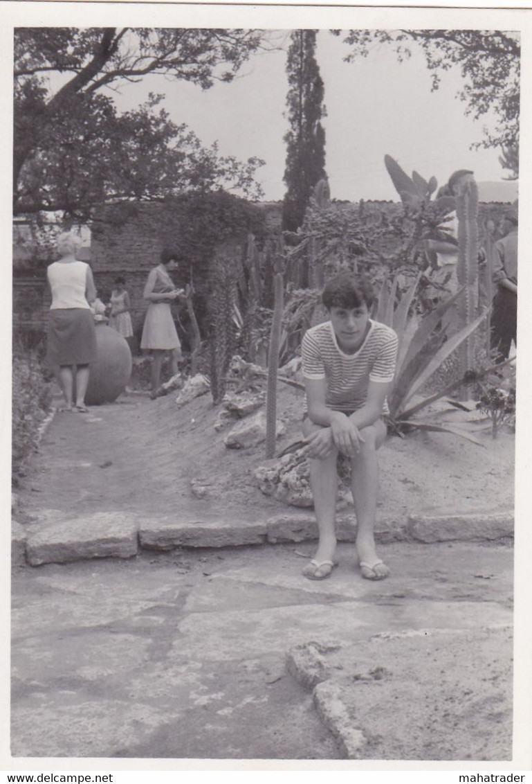 Old Real Original Photo -  Young Boy Sitting On A Stone In A Garden - Ca. 10.x7.8 Cm - Anonieme Personen