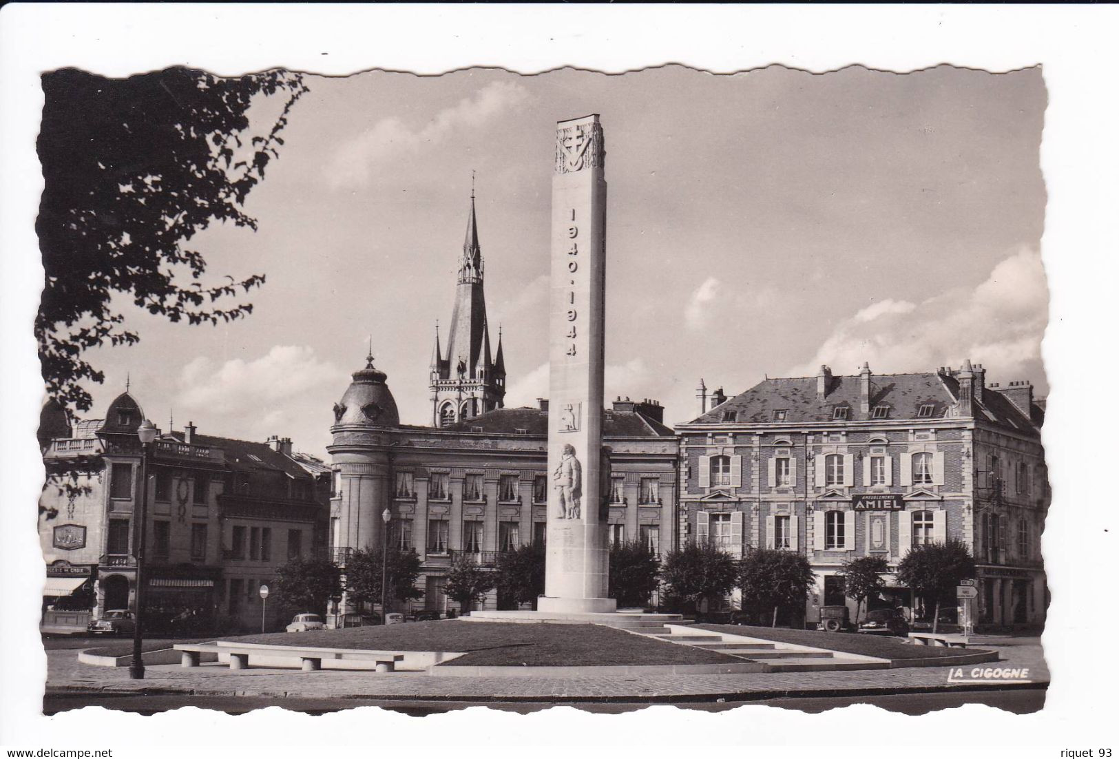 EPERNAY - Place De La République Et Monument Aux Martyrs De La Résistance - Epernay