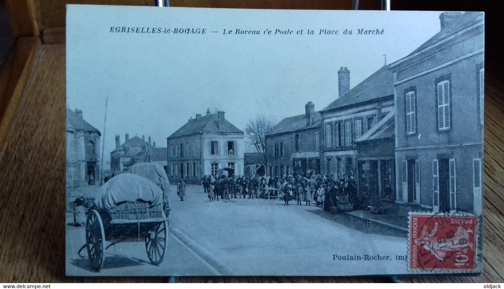 CPA . Egriselles Le Bocage   Le Bureau De Poste Et La Place Du Marché (1919) Animée ,chars, Marché..(S45-21) - Egriselles Le Bocage