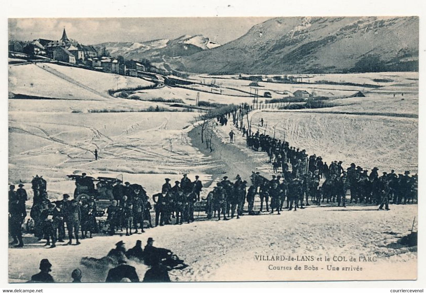 CPA - VILLARD DE LANS (Isère) - Et Le Col De L'Arc - Course De Bobs, Une Arrivée - Villard-de-Lans