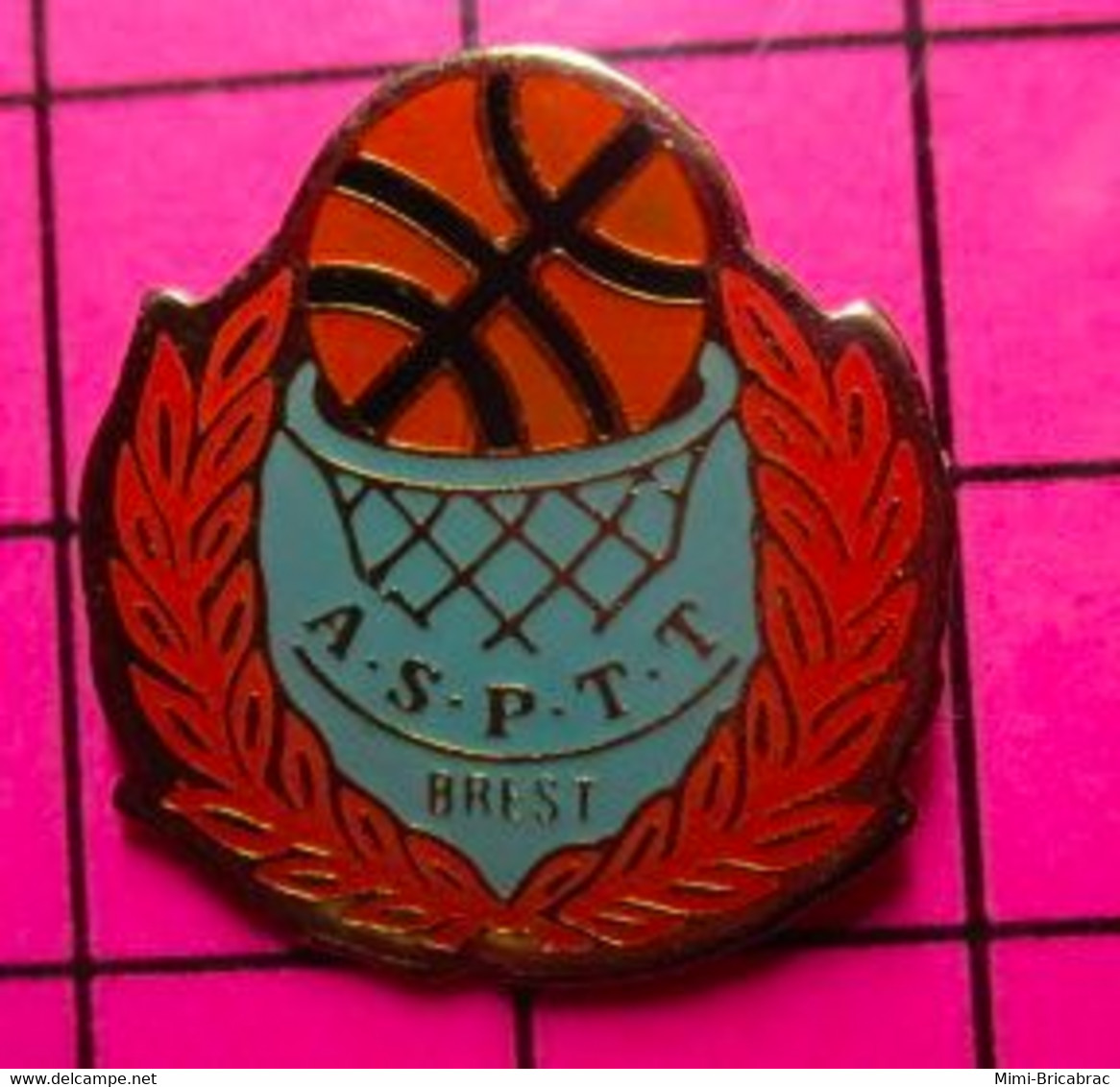 413e Pin's Pins / Beau Et Rare / THEME : SPORTS / CLUB BASKET-BALL ASPTT BREST BALLON PANIER - Basketball
