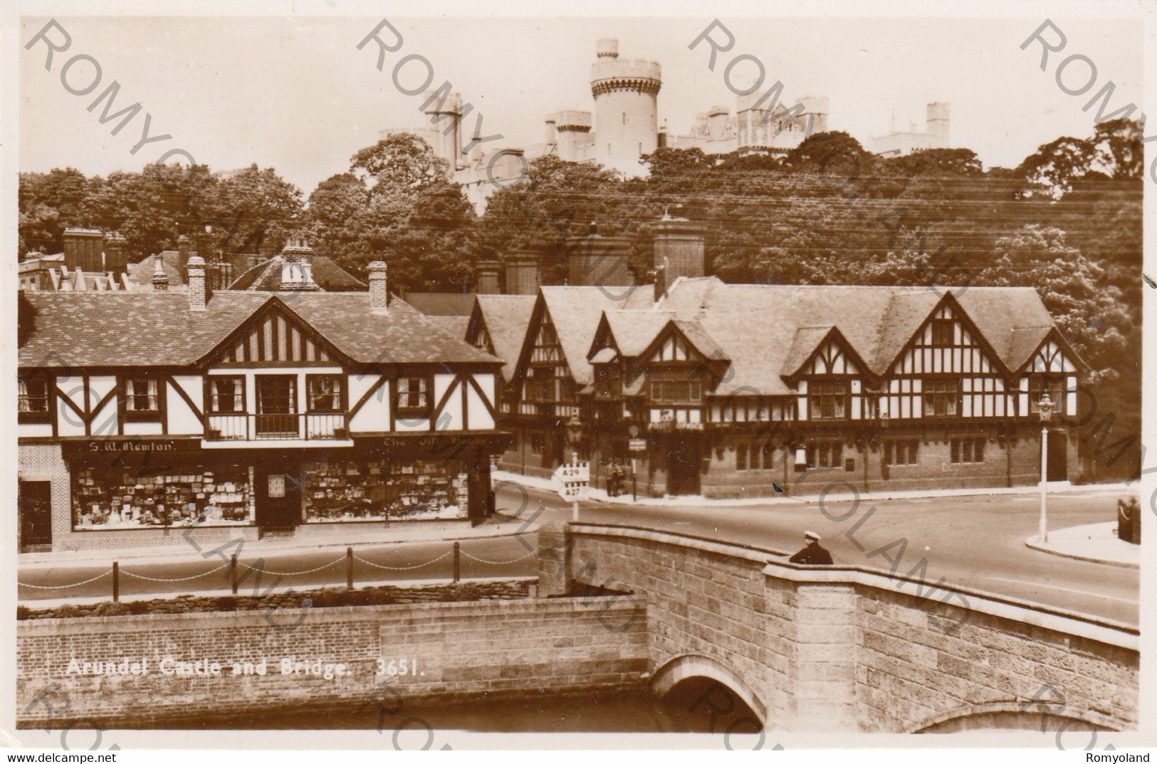 CARTOLINA  ARUNDEL,SUSSEX,INGHITERRA,REGNO UNITO,CASTLE AND BRIDGE,NON VIAGGIATA - Arundel