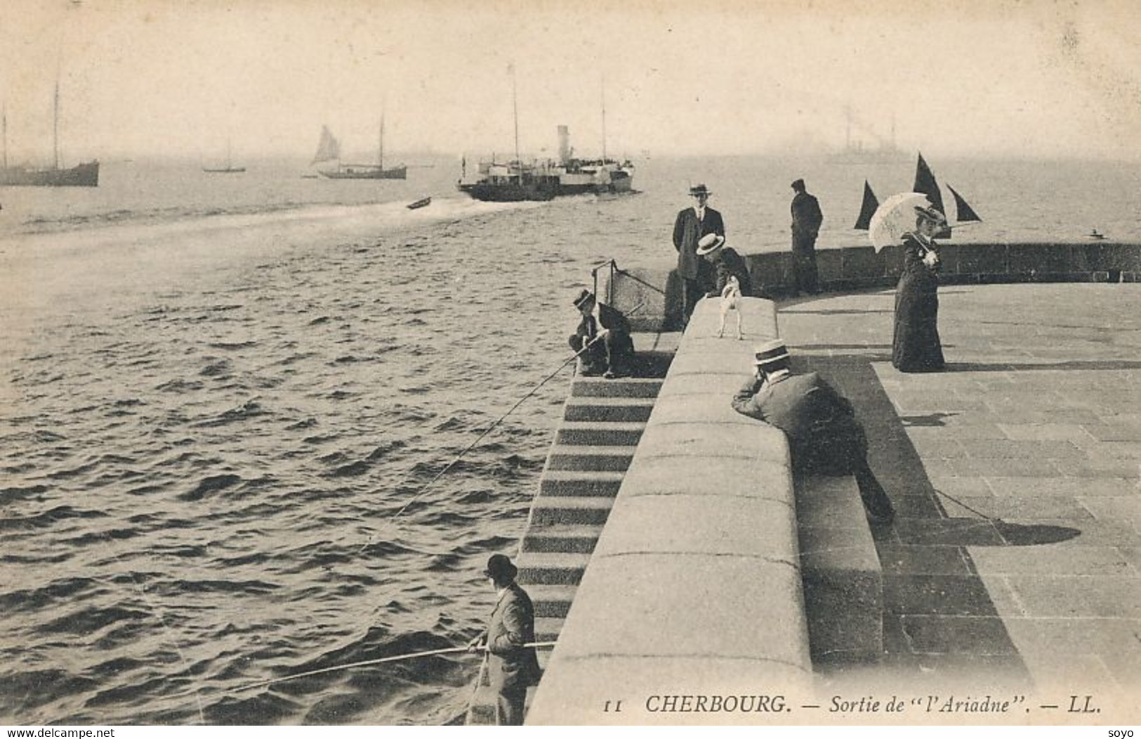 Sortie De L' " Ariadne " Bateau à Aube Paddle Boat Cherbourg  Pecheur - Ferries