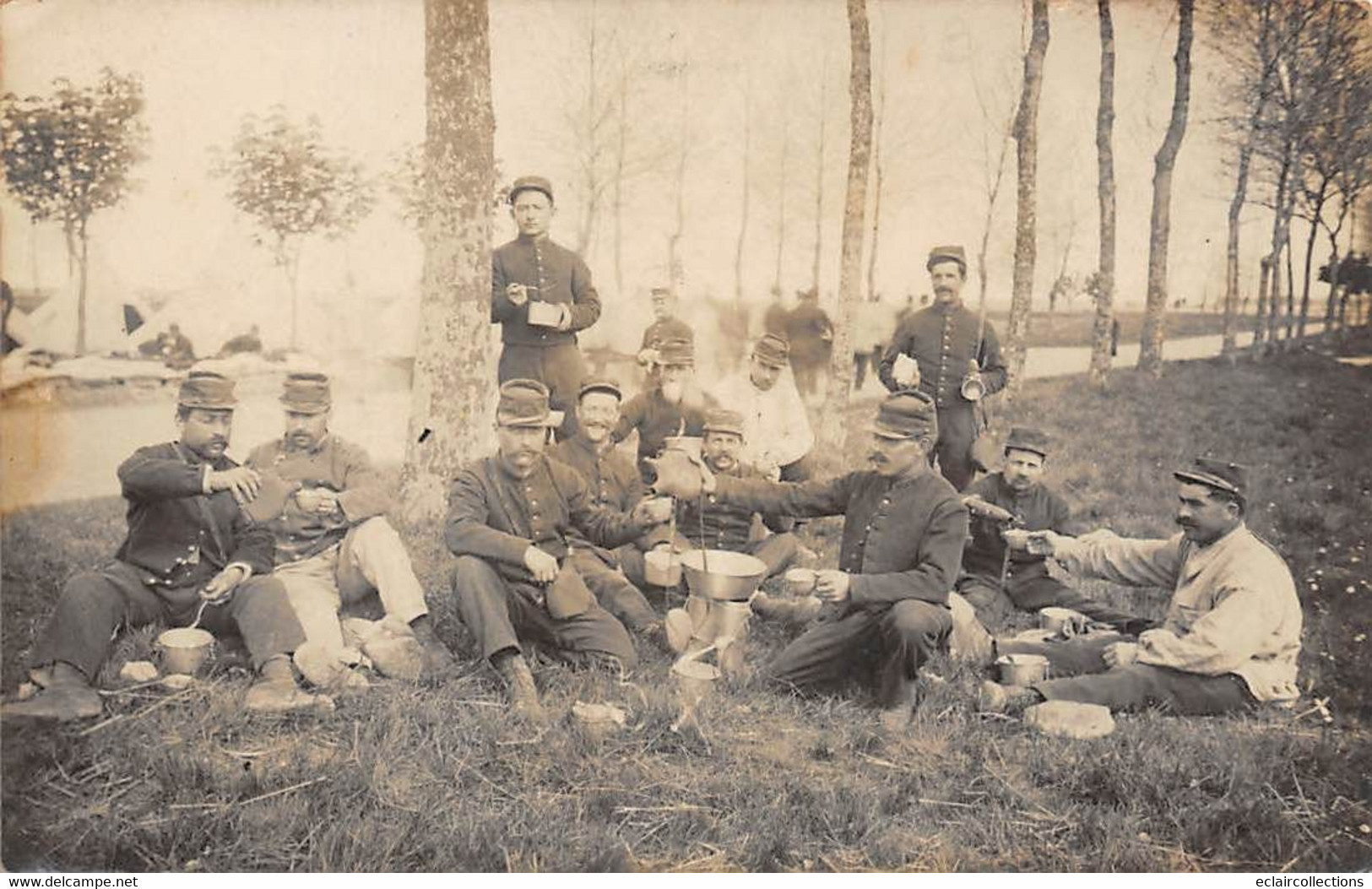 Camp Du Ruchard      37      Militaria    Un Campement En Plein Air  A L Heure Du Repas.. Carte Photo (voir Scan) - Andere & Zonder Classificatie