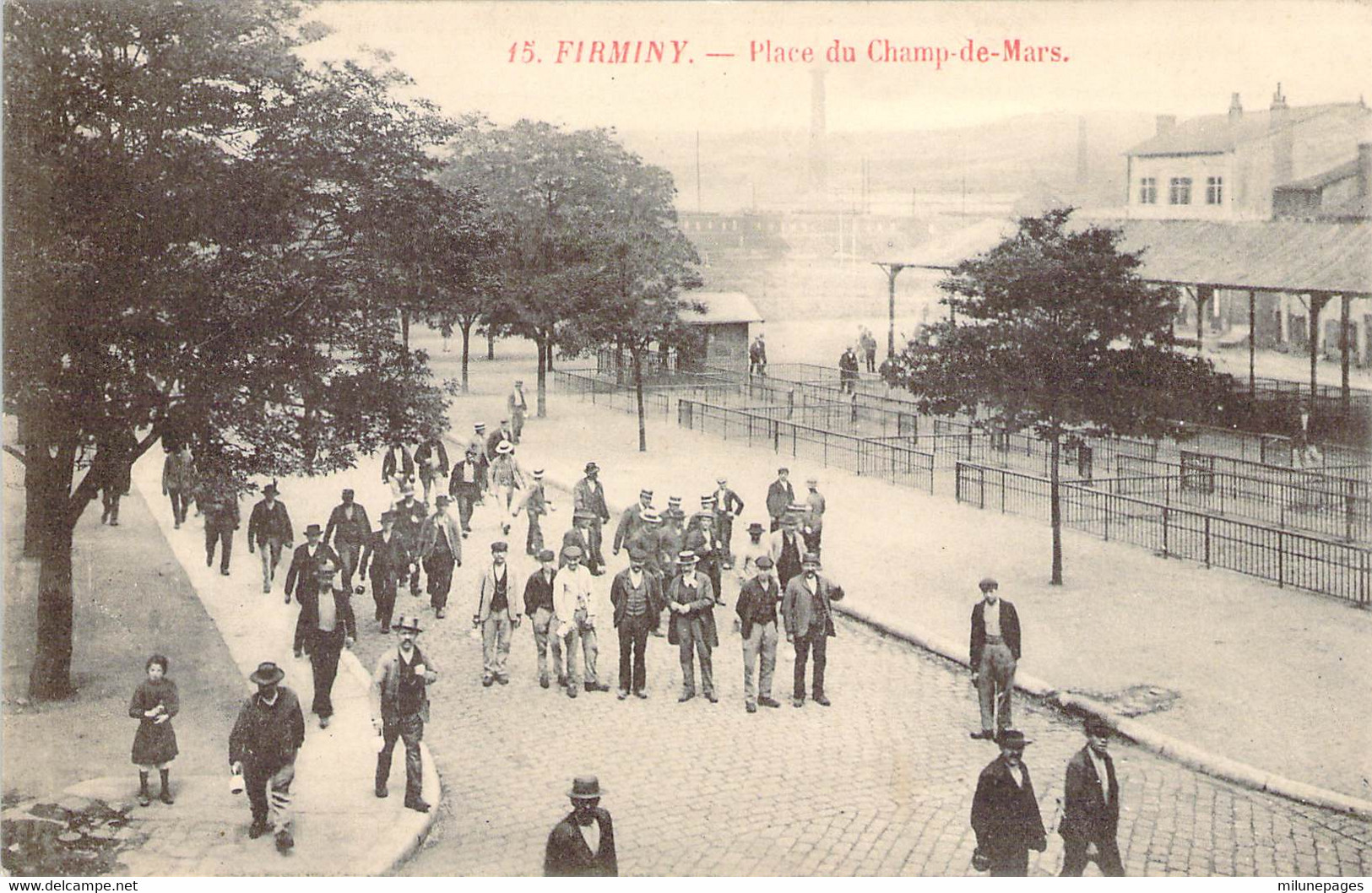 42 LOIRE Animation D'Hommes (sortie D'usine?) Place Du Champ De MArs De FIRMINY - Firminy