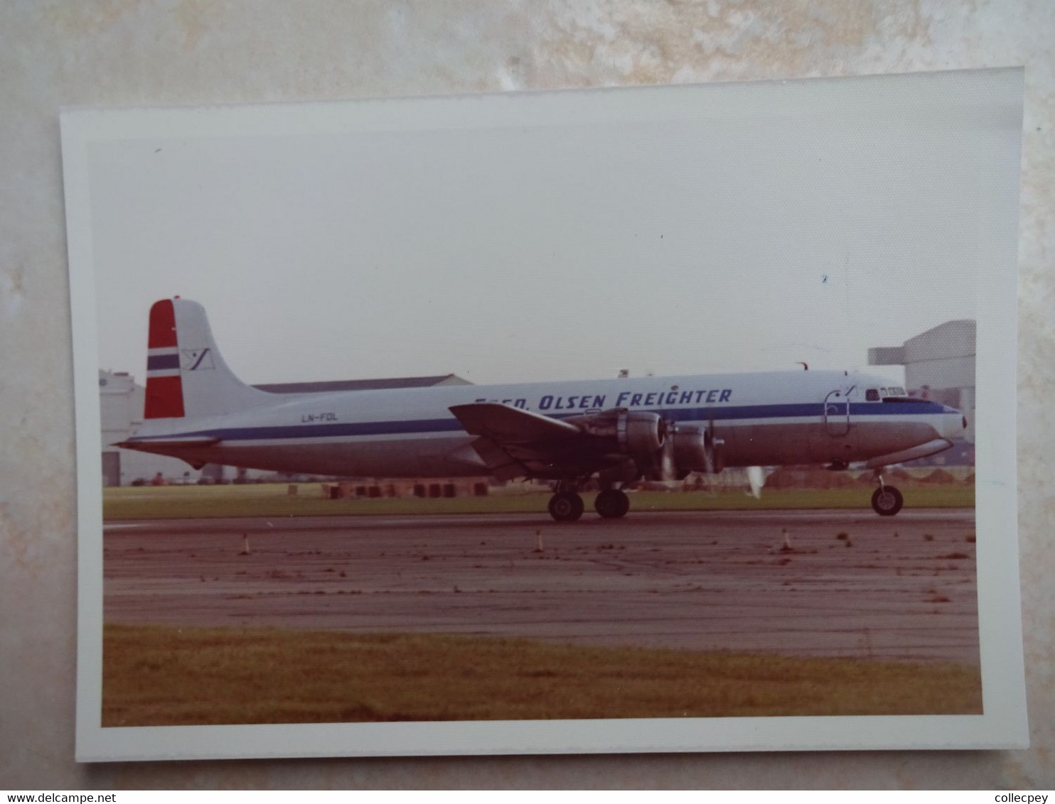 Photo Originale Avion DOUGLAS DC-6A Aéroport Heatrow 1-10-1973 LN-FOL Compagnie OLSEN Freighter - Luchtvaart