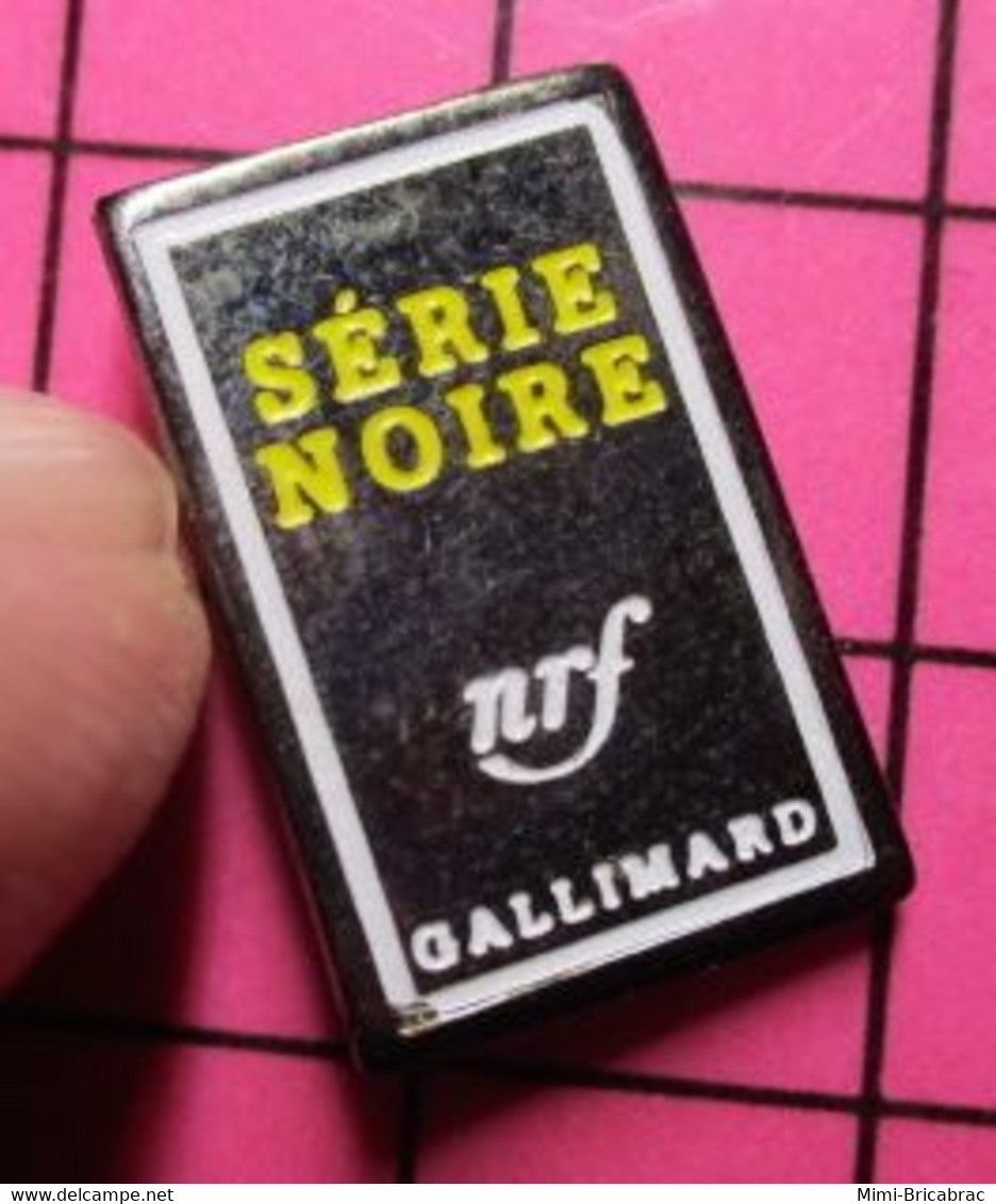 413d Pin's Pins / Beau Et Rare / THEME : MEDIAS / SERIE NOIRE GALLIMARD NRF ROMAN POLICIER - Médias