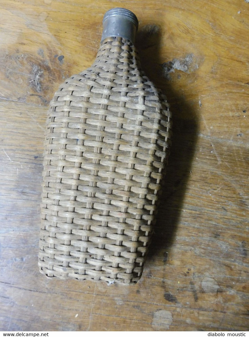 Bouteille habillée (tressage )  Hauteur = 19cm ,  Larg = 8cm (bouchon étain)