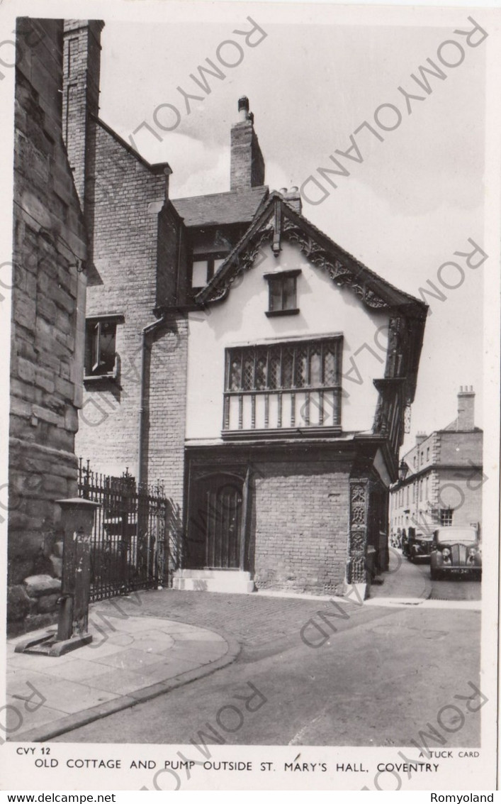 CARTOLINA  COVENTRY,WARWICKSHIRE,INGHITERRA,REGNO UNITO,OLD COTTAGE AND PUMP OUTSIDE ST.MARY"S HALL,NON VIAGGIATA - Coventry