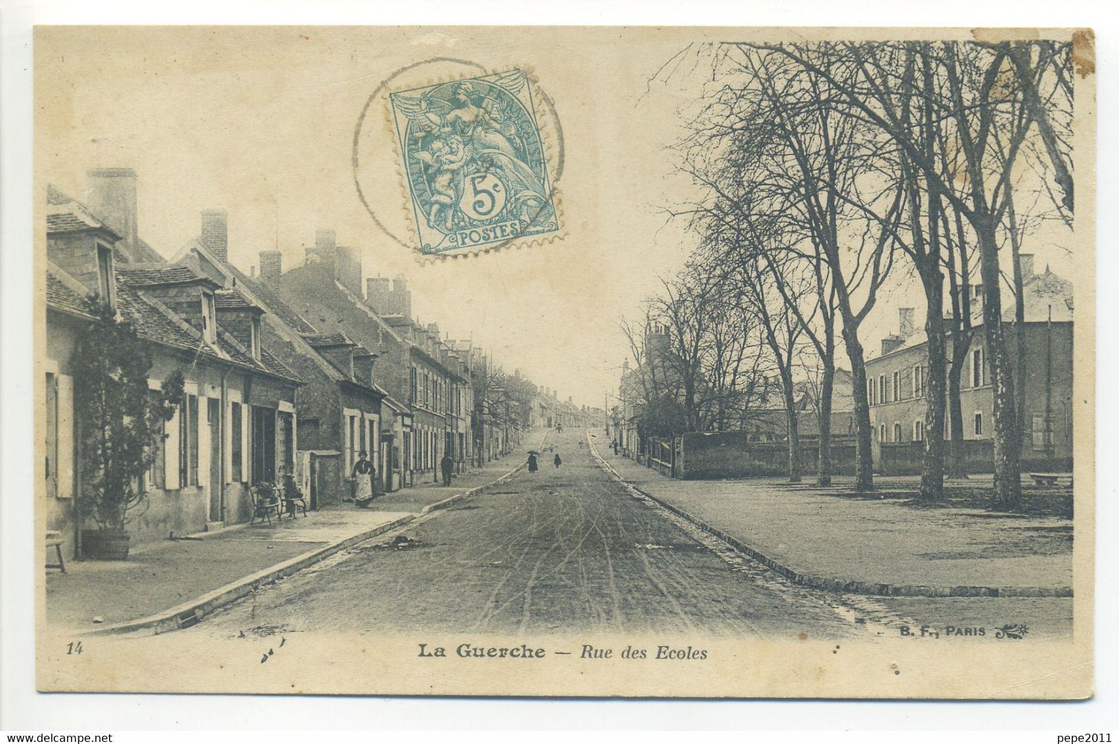 CPA 18 La Guerche Sur L'Aubois - Rue Des Ecoles - La Guerche Sur L'Aubois