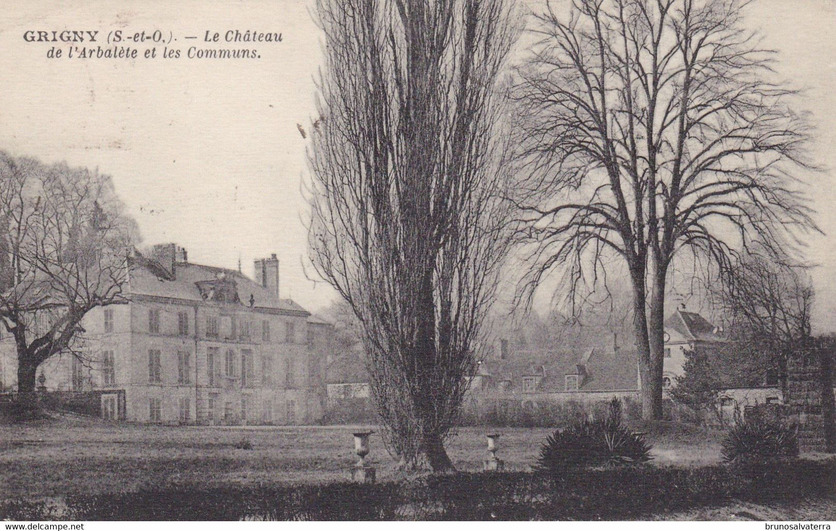 GRIGNY - Le Château De L'Arbalète Et Les Communs - Grigny