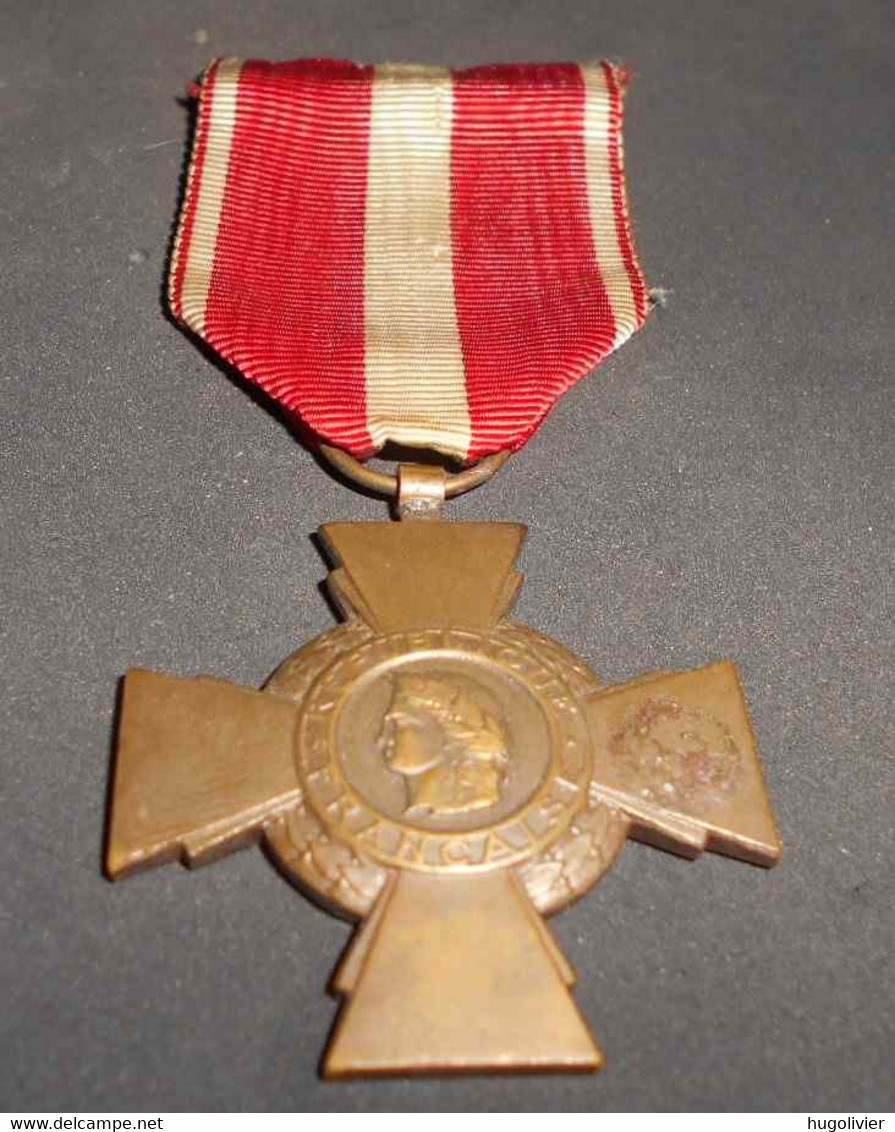 Ancienne Médaille Croix De La Valeur Militaire République Française Bon état Sans épingle - Frankreich