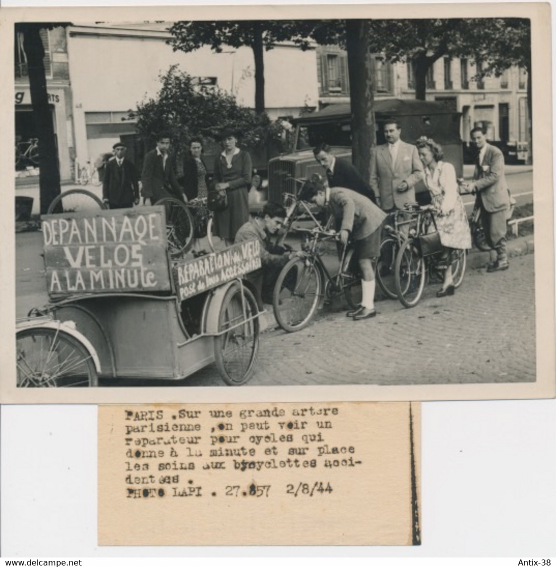 K47 - Photo De Presse 2/8/1944 - Dépannage Vélos à La Minute Dans Les Rues De Paris - Krieg, Militär