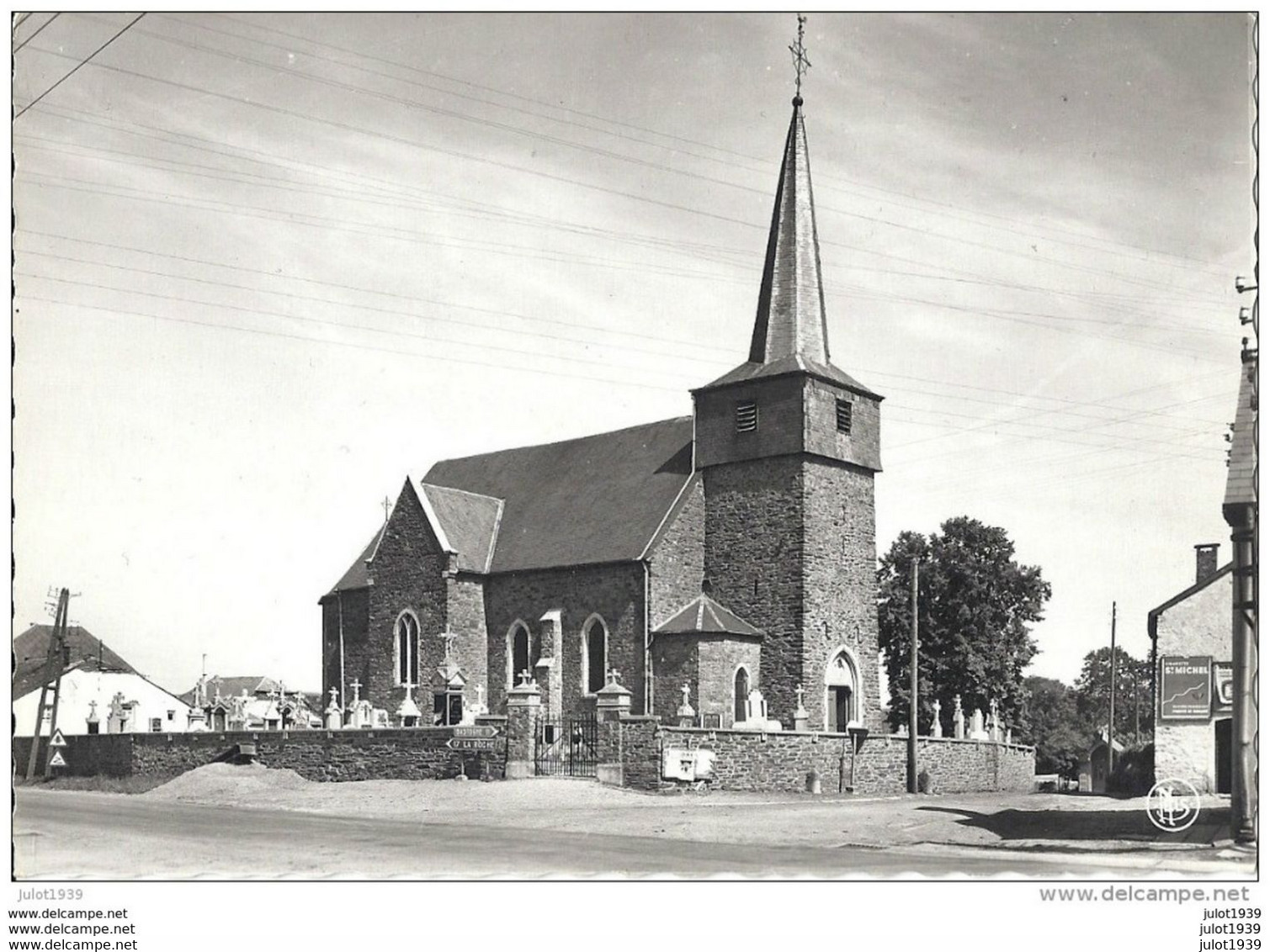 BERTOGNE ..-- L ' Eglise Et La Place . - Bertogne