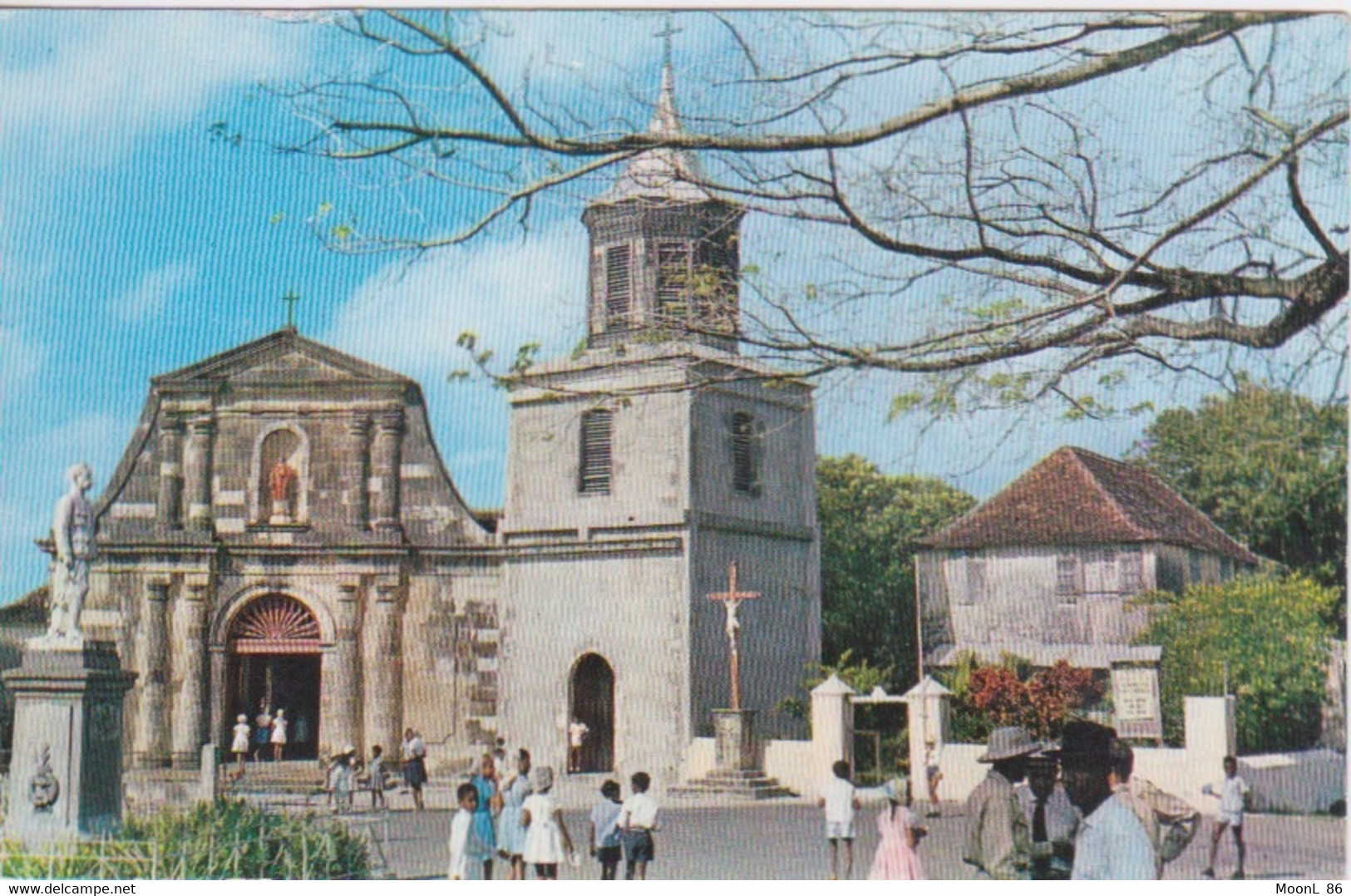 LA MARTINIQUE - LE MARIN - LE BOURG DU MARIN - PLACE DE L'EGLISE  - STATUE DU DR DUQUESNAY - Le Marin