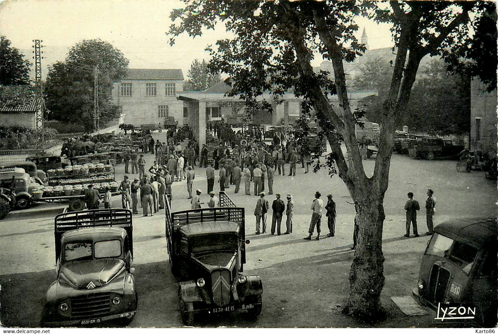 Mallemort * Vue Sur Le Marché Neuf * Place Foire Archands * Automobile Ancienne Voiture Camion Citroën - Mallemort