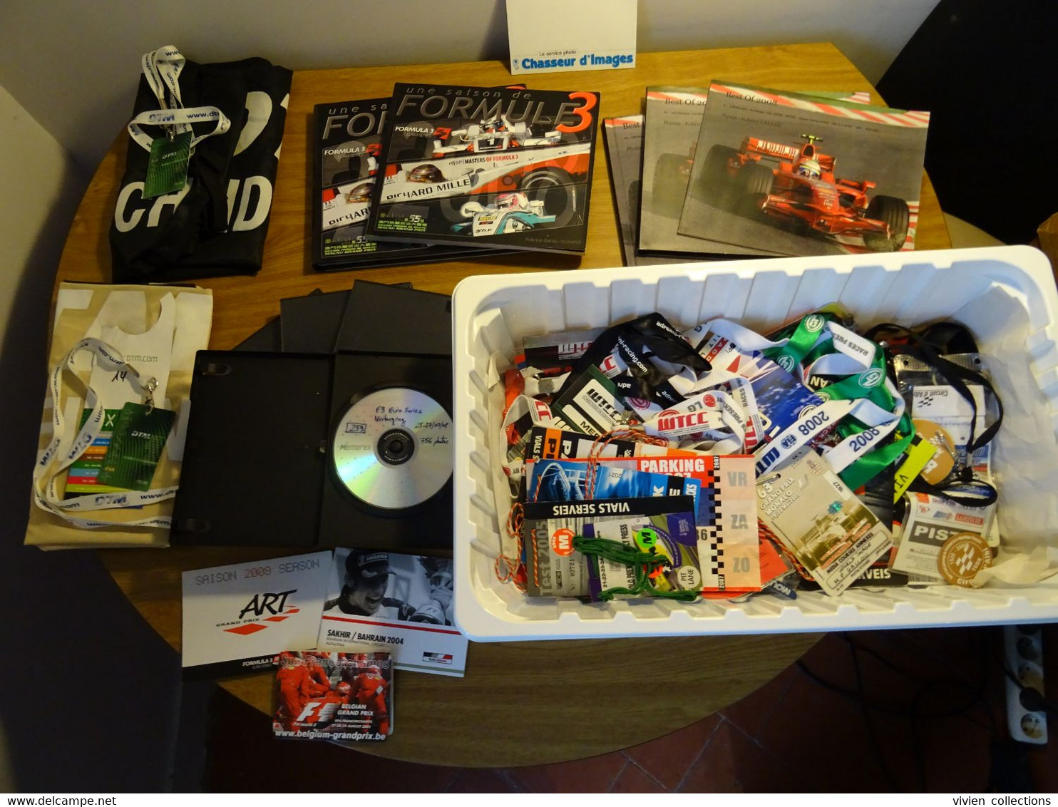 Lot Objets Souvenirs De Carrière D'un Photographe Sport Auto 2 Chasubles DTM Nombreux Pass Photos Livres (ses Parutions) - Bekleidung, Souvenirs Und Sonstige