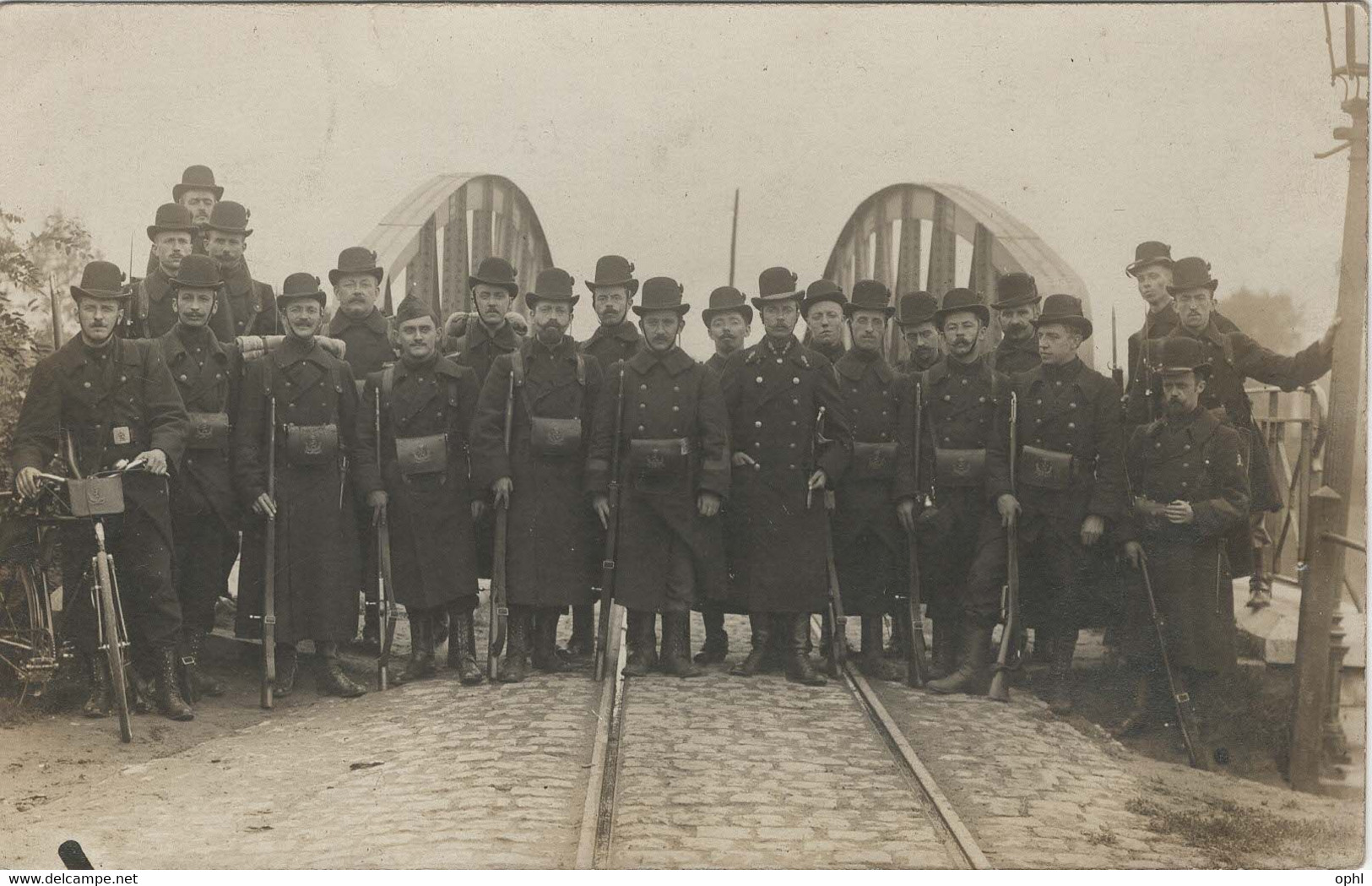 Carte Photo Militaire 14 18 - Groupe De Soldats Belges Gardant Un Pont - Cliché Non Daté Ni Situé - Guerra 1914-18