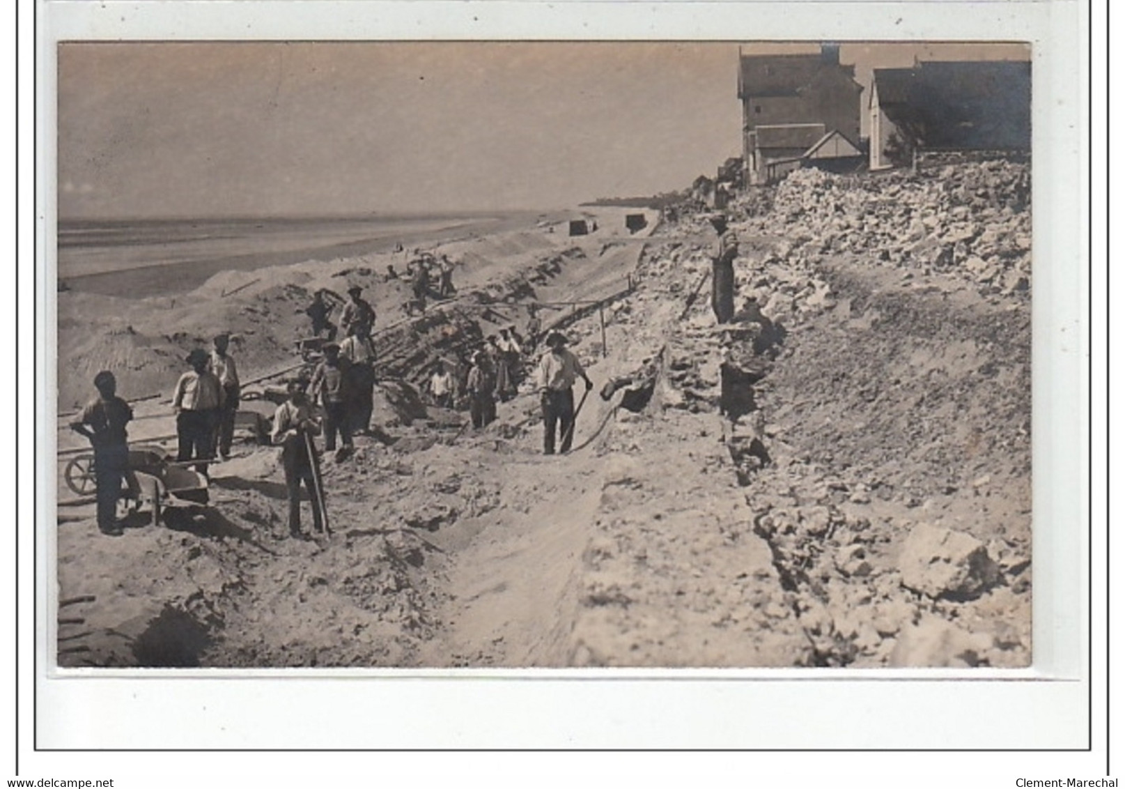 COUTAINVILLE - CARTE PHOTO - Ouvriers Sur La Plage - Très Bon état - Other & Unclassified