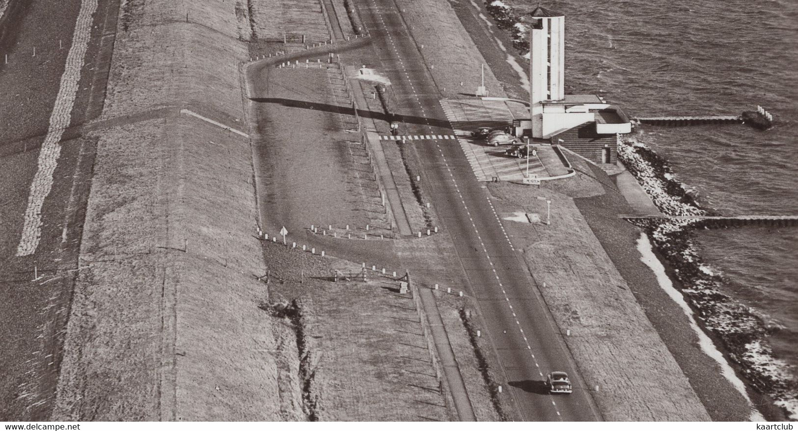 Afsluitdijk Met Monument - Oude Auto's - (KLM AEROCARTO N.v., Schiphol No 30350) - 1958 - Den Oever (& Afsluitdijk)